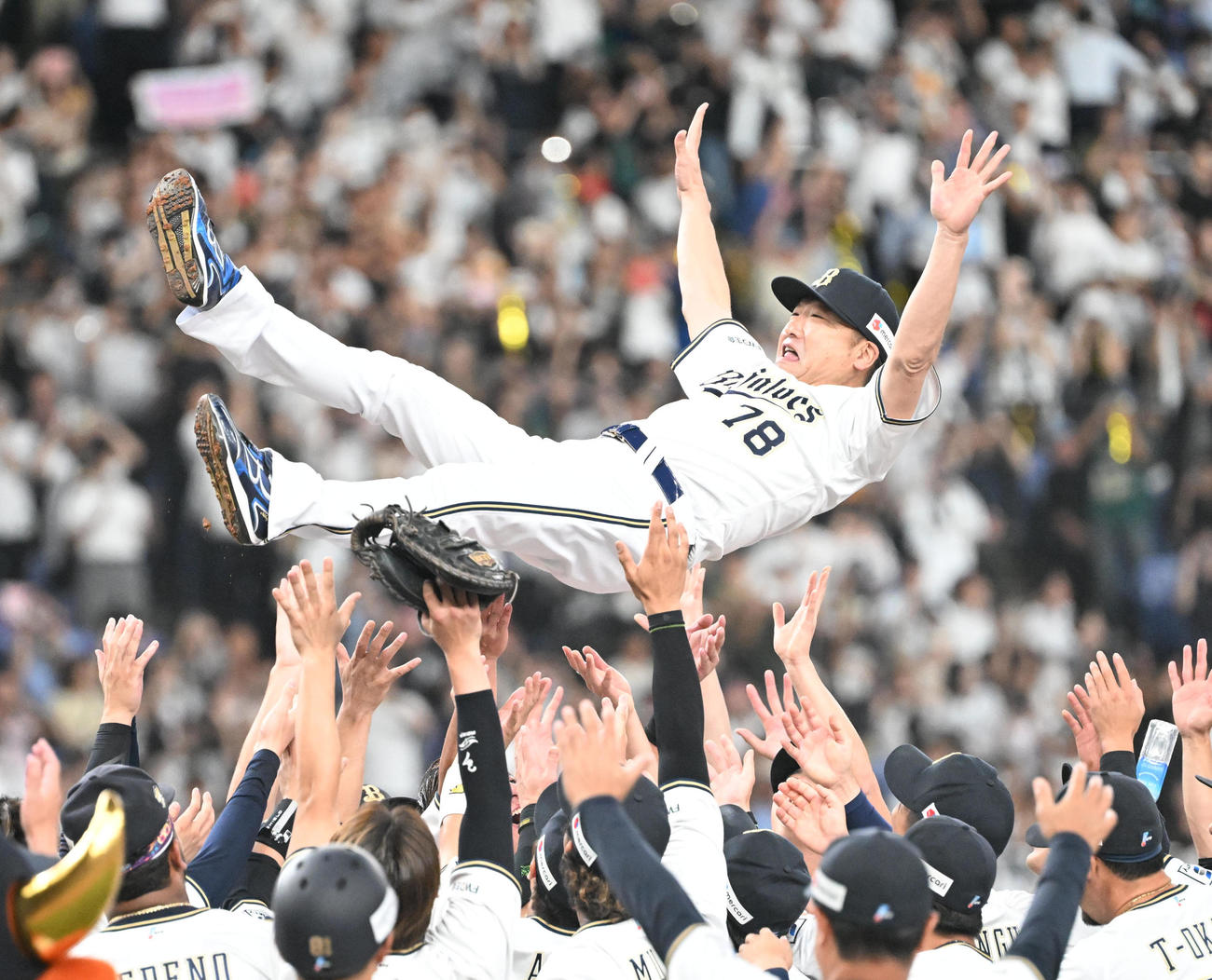 オリックス対ロッテ　リーグ3連覇を達成しナインから胴上げされるオリックス中嶋監督（撮影・和賀正仁）