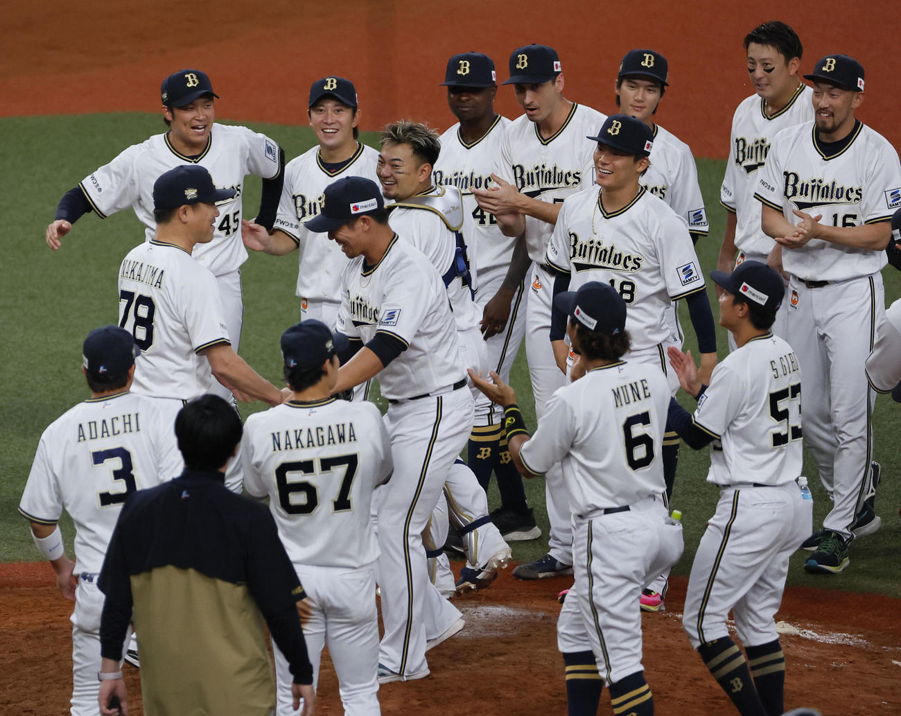 オリックス対ロッテ　リーグ優勝を決め、握手を交わすオリックス中嶋監督（左から2人目）と頓宮（撮影・藤尾明華）