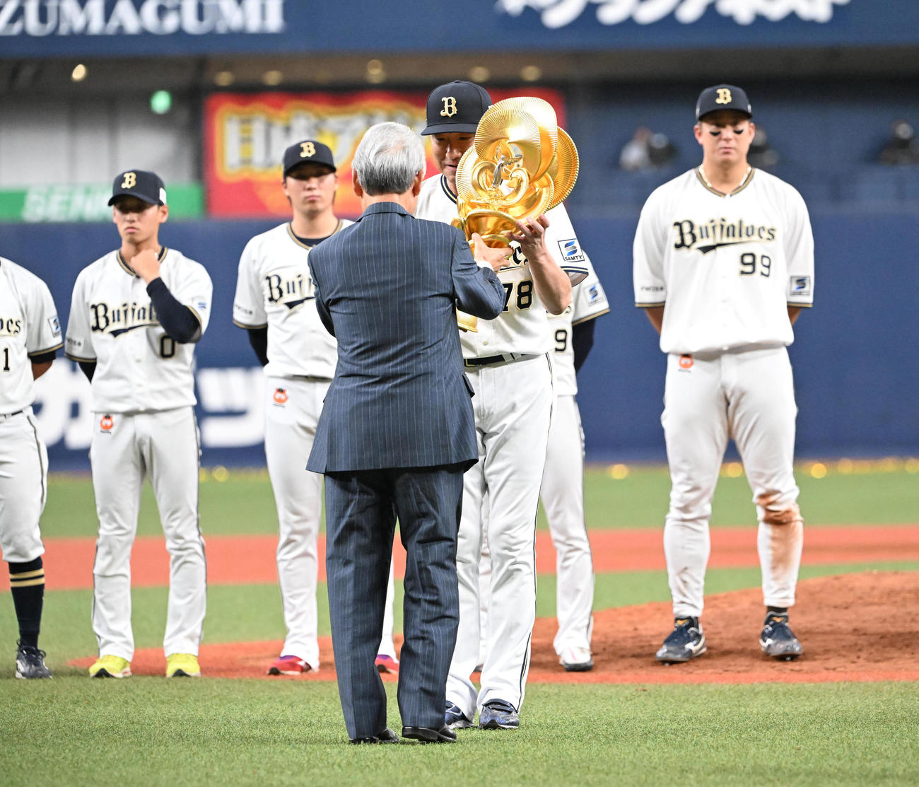 優勝トロフィーを授与されるオリックス中嶋監督（撮影・和賀正仁）