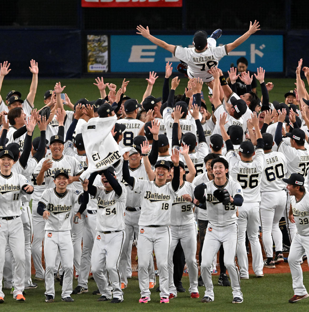 オリックス対ロッテ　パ・リーグ3連覇を達成胴上げされる中嶋監督（後方）と宮城のユニホームを手に喜ぶ山本（手前中央）らオリックスの選手たち（撮影・前岡正明）