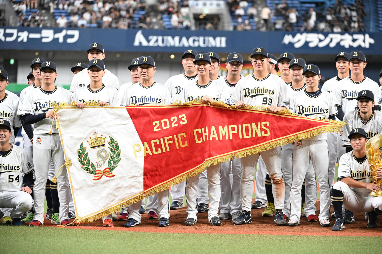 オリックス対ロッテ　リーグ3連覇を達成しペナントを手に記念撮影するオリックス中嶋監督ら（撮影・和賀正仁）