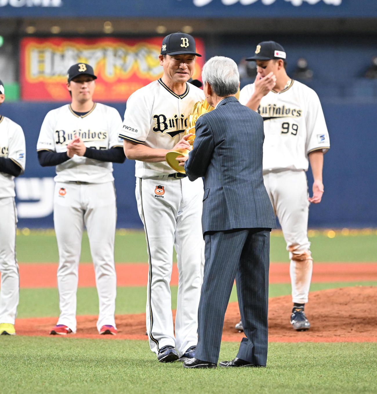 優勝トロフィーを授与されるオリックス中嶋監督（撮影・和賀正仁）