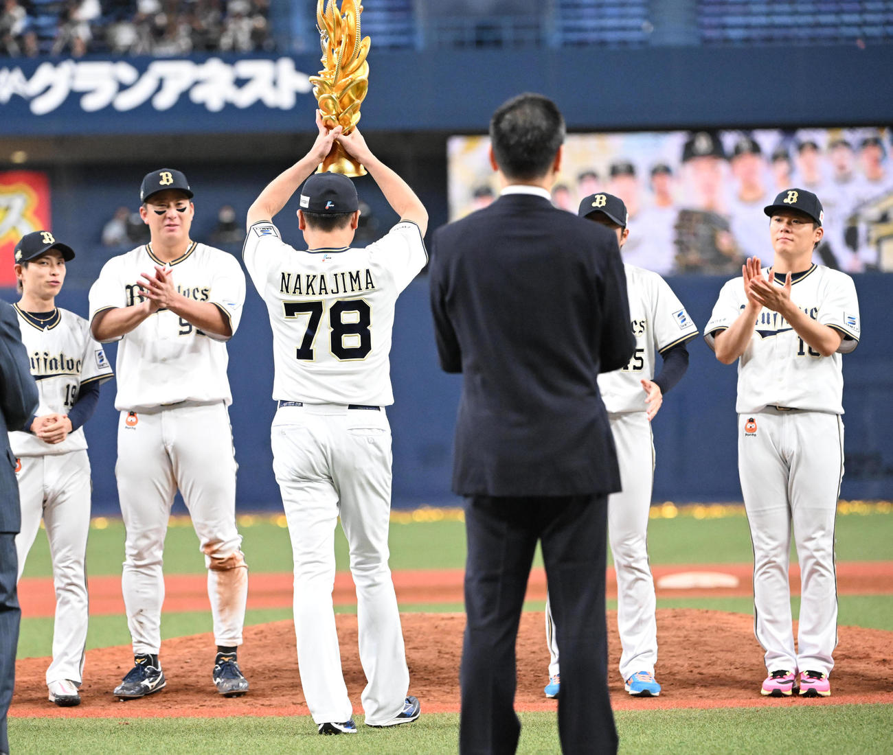 優勝トロフィーを授与されるオリックス中嶋監督（撮影・和賀正仁）