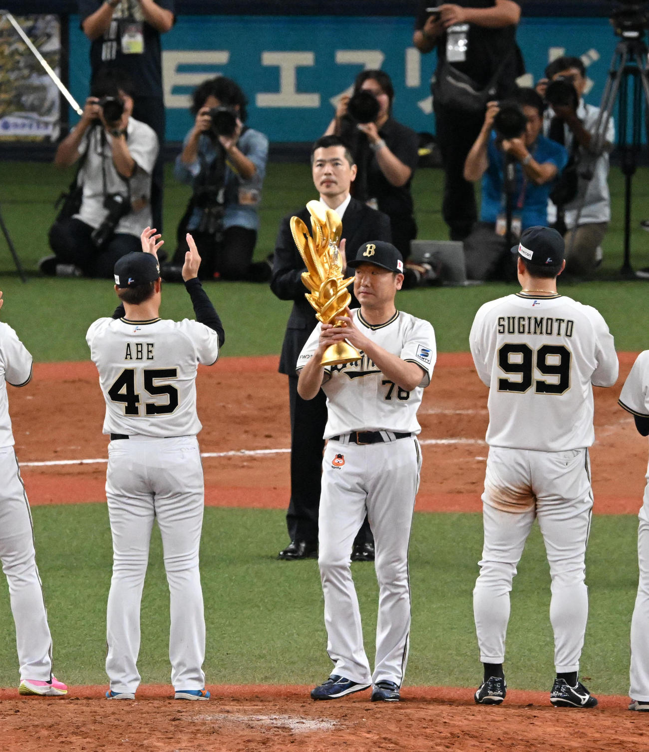 オリックス対ロッテ　優勝トロフィーを掲げる中嶋監督（撮影・前岡正明）