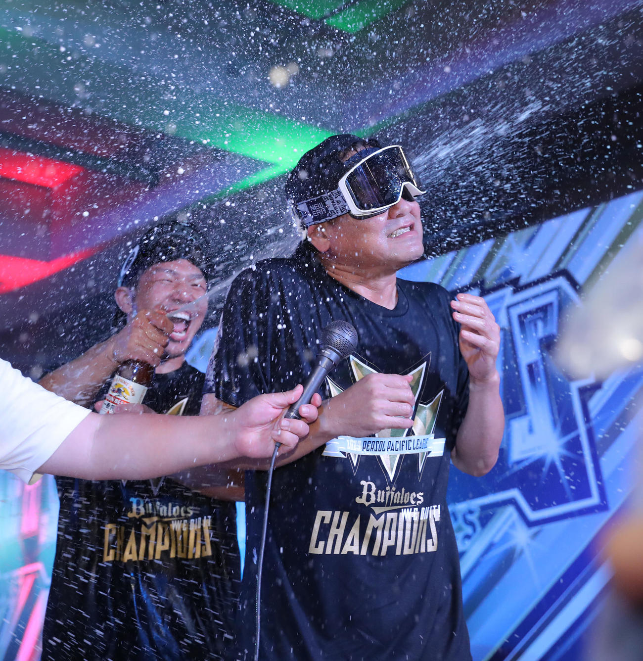 祝勝会でビールをかけられるオリックス中嶋聡監督（撮影・前田充）