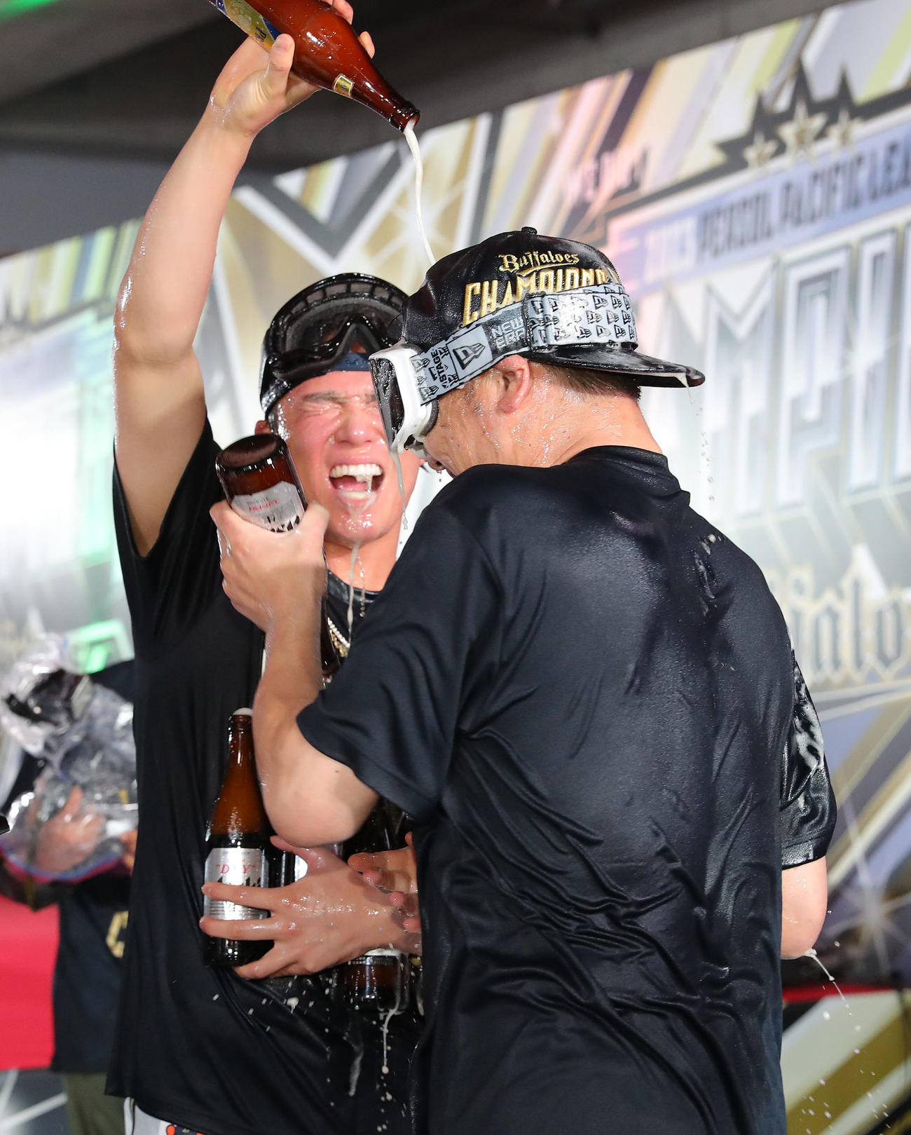 祝勝会でビールをかけ合うオリックス山本（左）と中嶋監督（撮影・前田充）