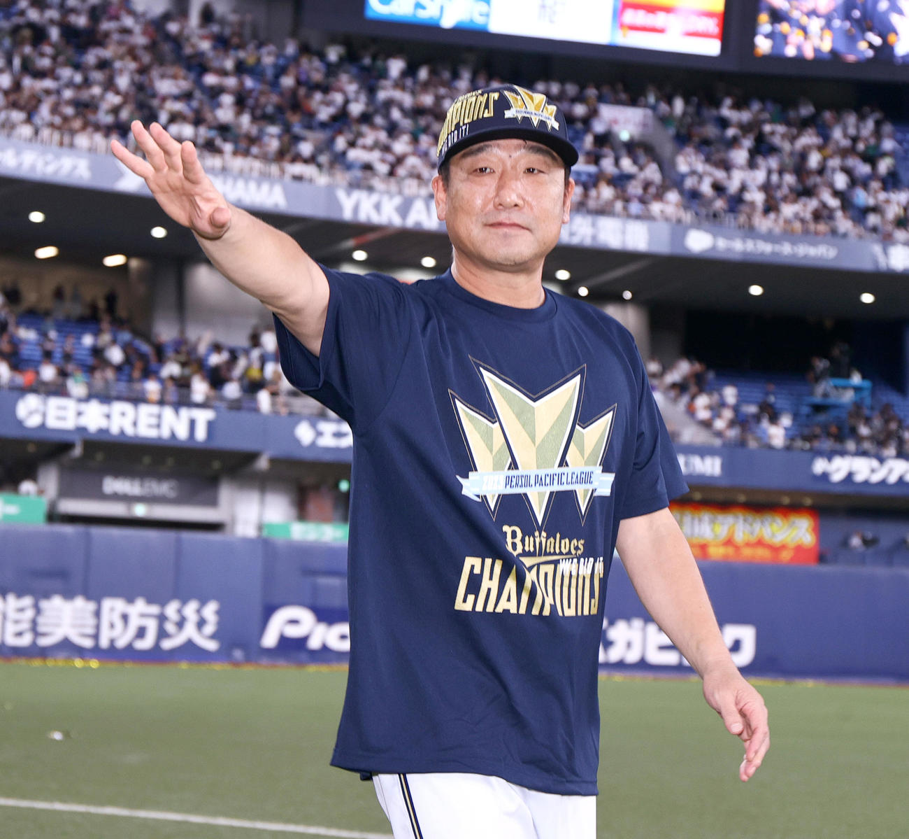 パ・リーグ3連覇を決め、場内一周するオリックス中嶋監督（撮影・上山淳一）
