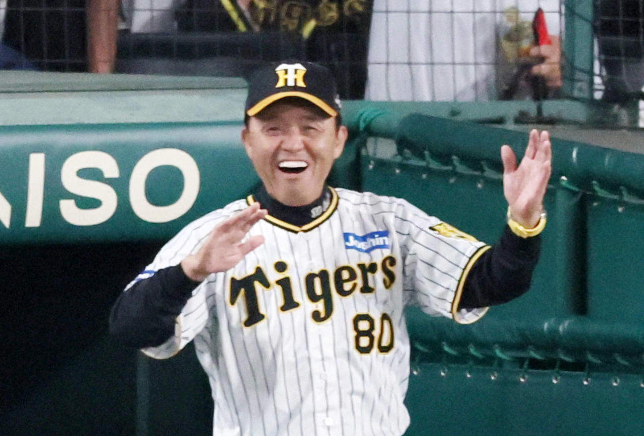 8回裏阪神2死二、三塁、岡田監督はノイジーの中適時打で逆転に成功しベンチで手をたたいて笑顔を見せる（撮影・加藤哉）