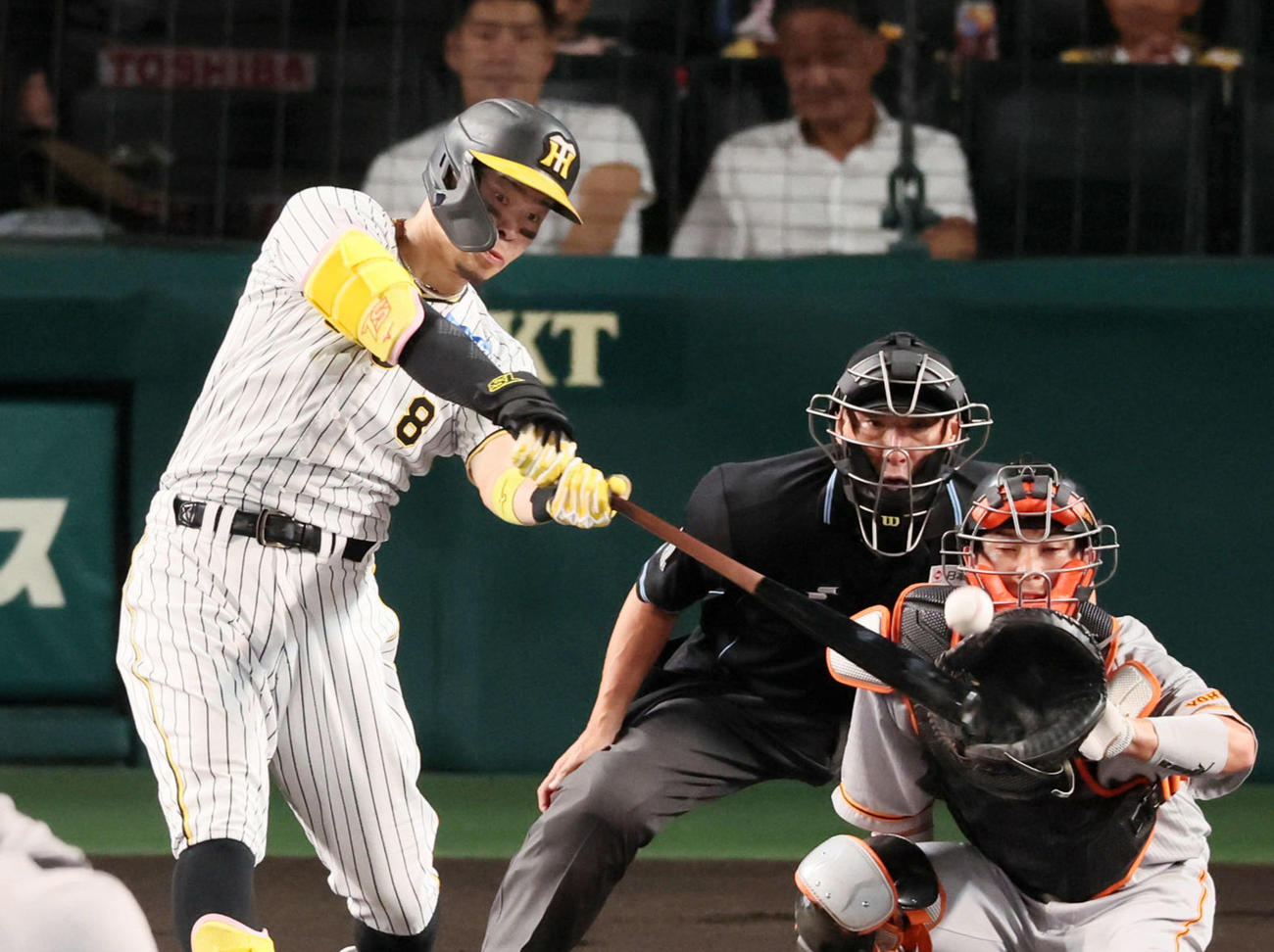 2回裏阪神無死一塁、佐藤輝は左二塁打を放つ（撮影・加藤哉）