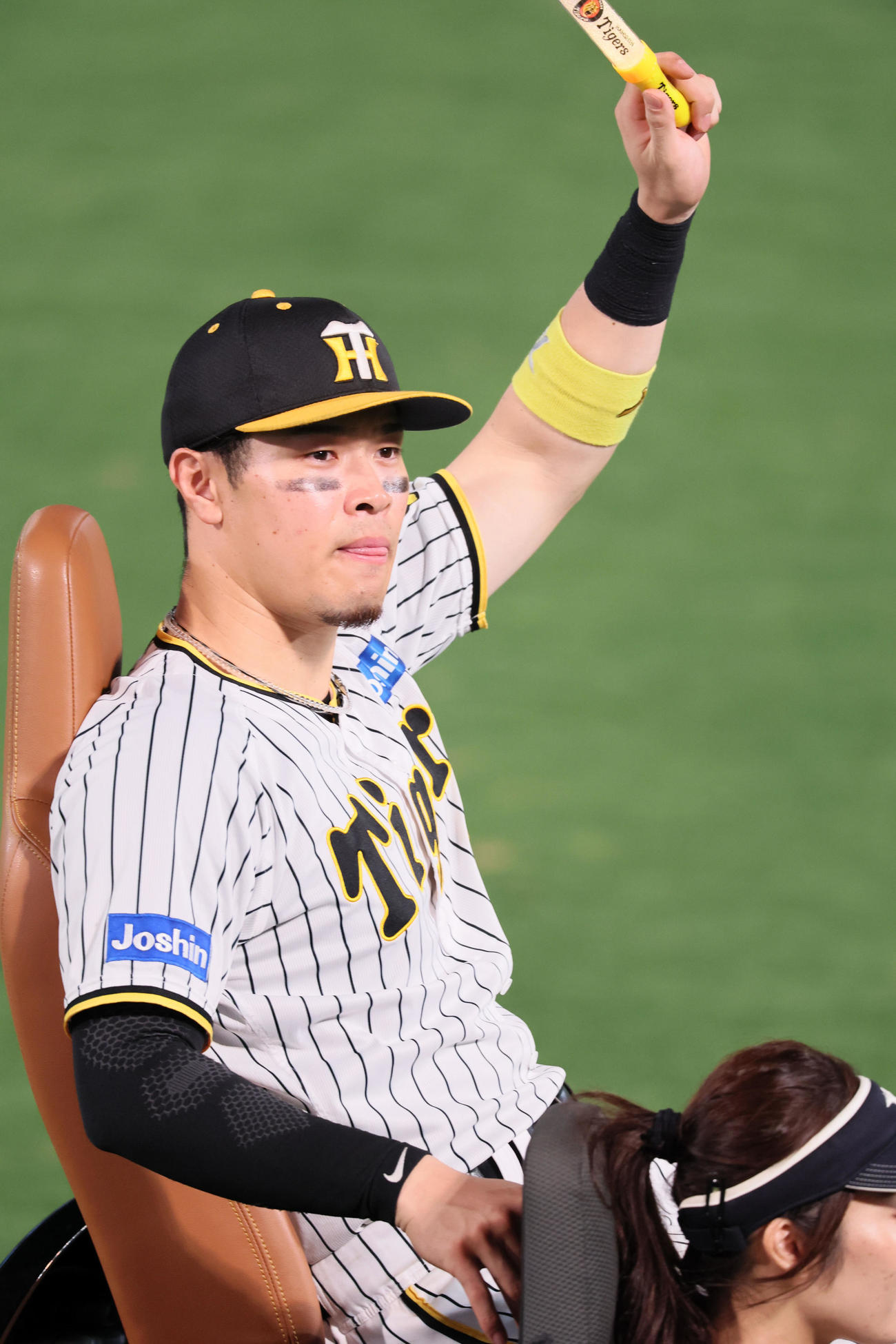 巨人に勝利しリリーフカーに乗って場内1周する佐藤輝（撮影・加藤哉）