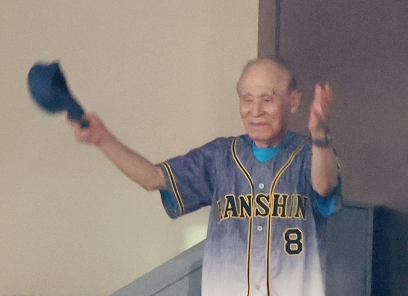 巨人に勝利し佐藤輝の祖父・勲さんも笑顔で帽子を振った（撮影・加藤哉）