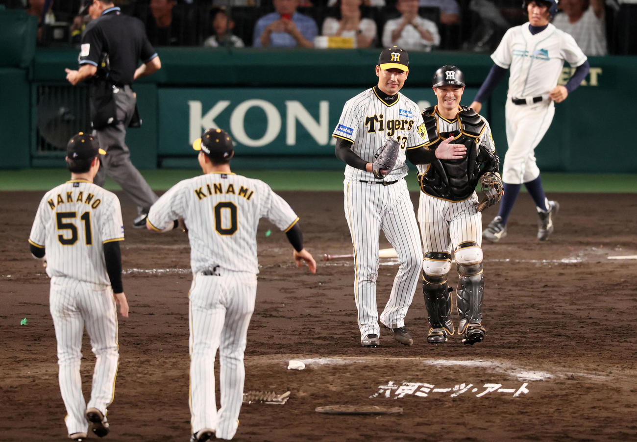 巨人に勝利しマウンドで手をたたく岩崎（撮影・加藤哉）