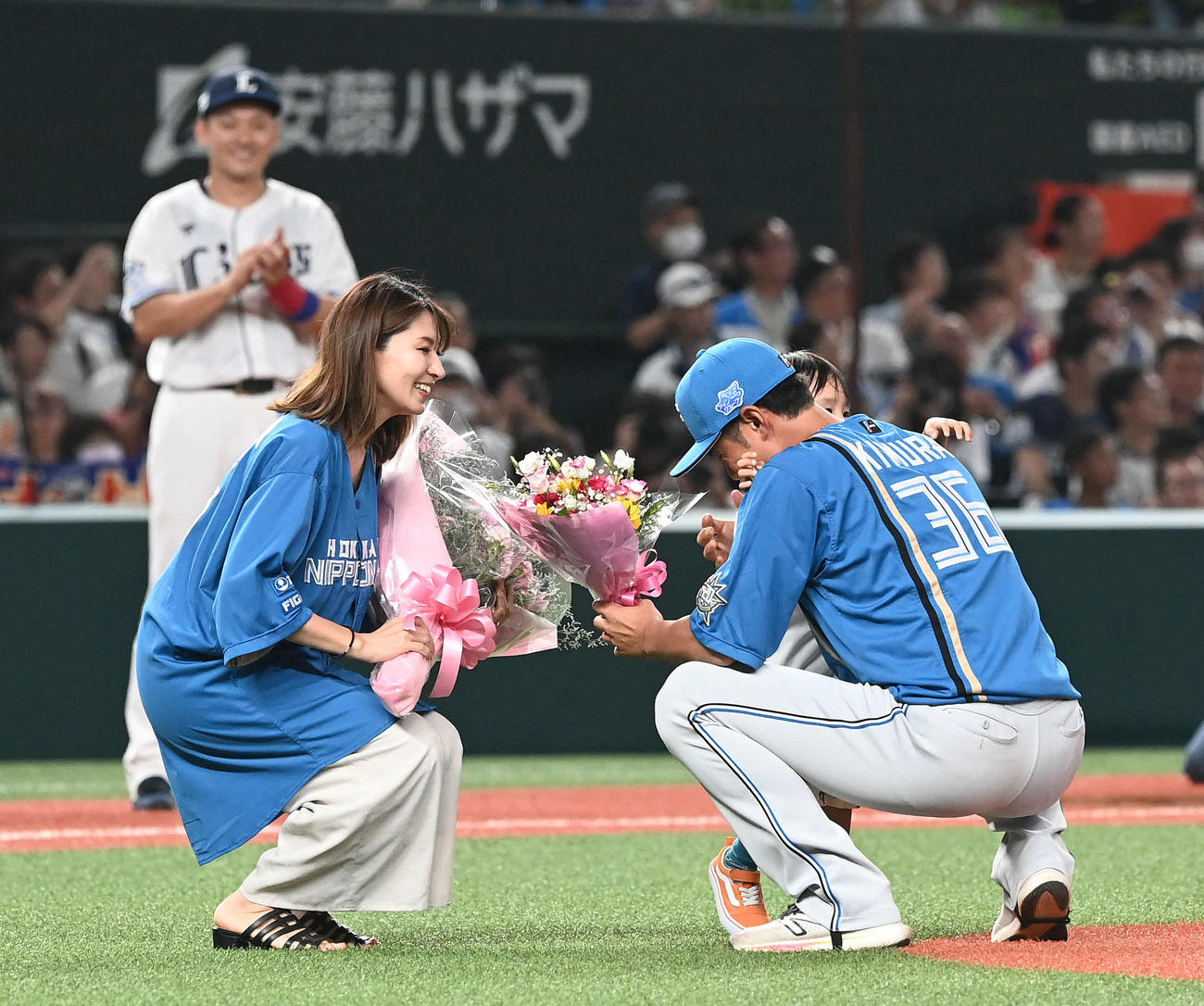 家族から花束を贈られる日本ハム木村（撮影・たえ見朱実）
