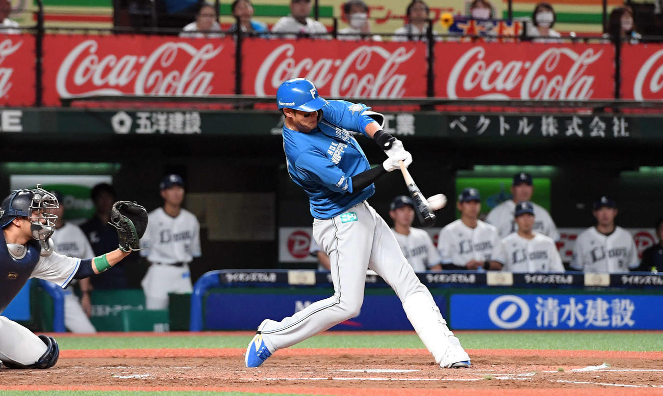 西武対日本ハム　4回表日本ハム1死、西武ナインも見つめる中、左前に二塁打を放つ木村（撮影・たえ見朱実）