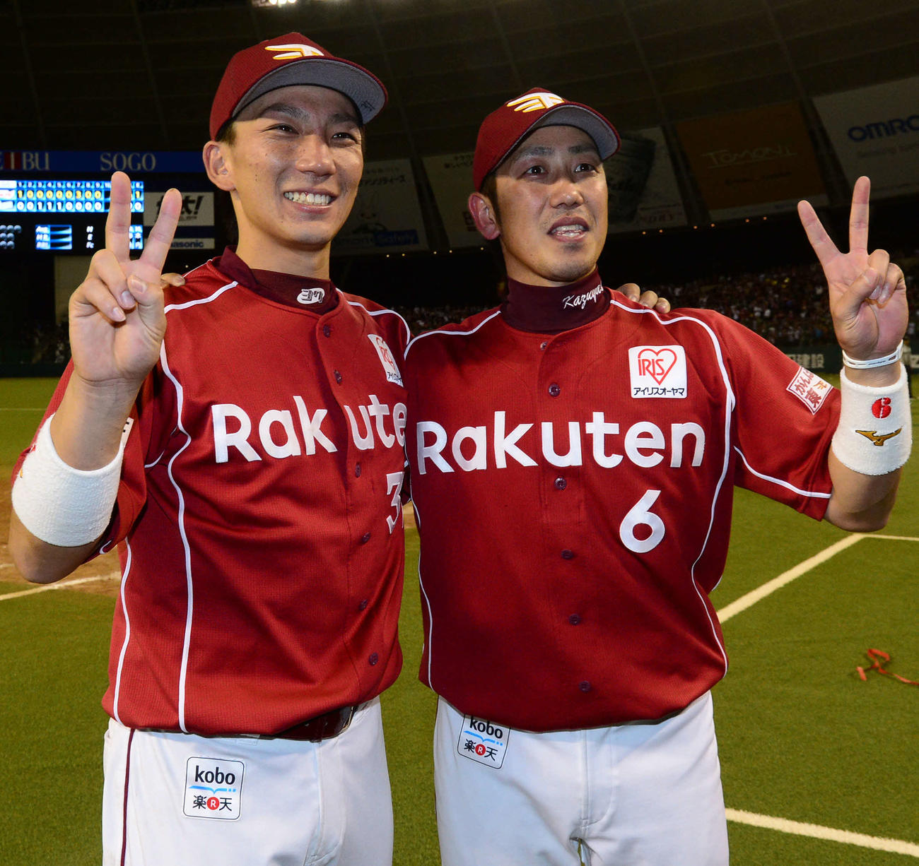 2013年9月26日、西武対楽天　パ・リーグを優勝し、記念撮影する嶋（左）と藤田