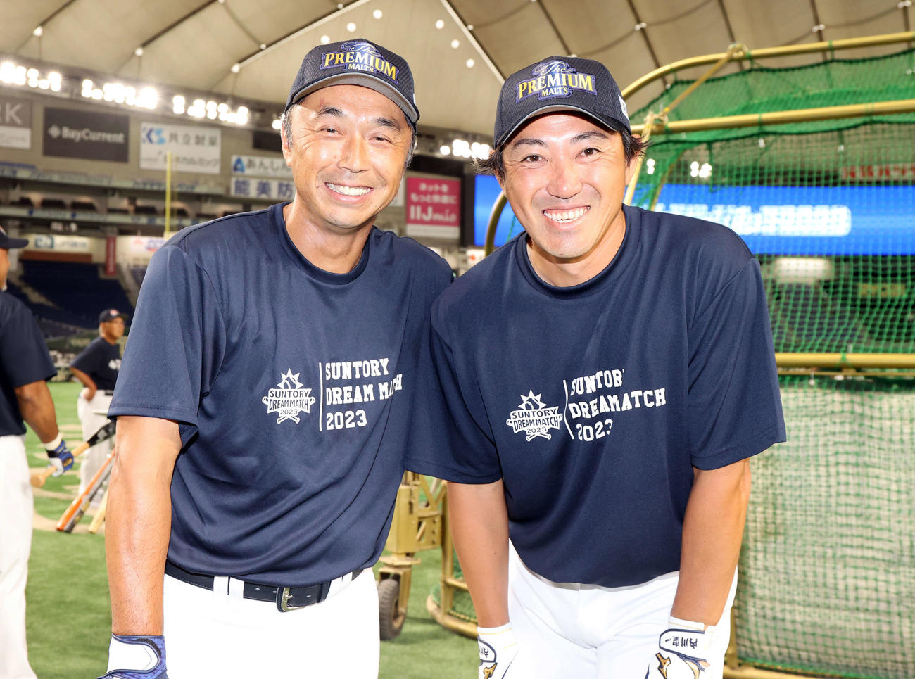 サントリードリームマッチ2023　試合前、記念撮影する宮本慎也氏（左）と内川聖一氏（撮影・浅見桂子）