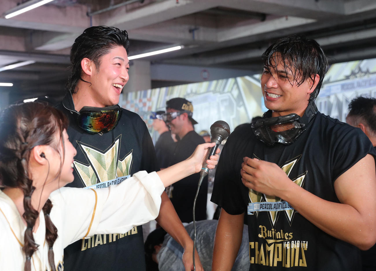 祝勝会でインタビューを受けるオリックス宇田川（右）と山崎颯（2023年9月20日撮影）