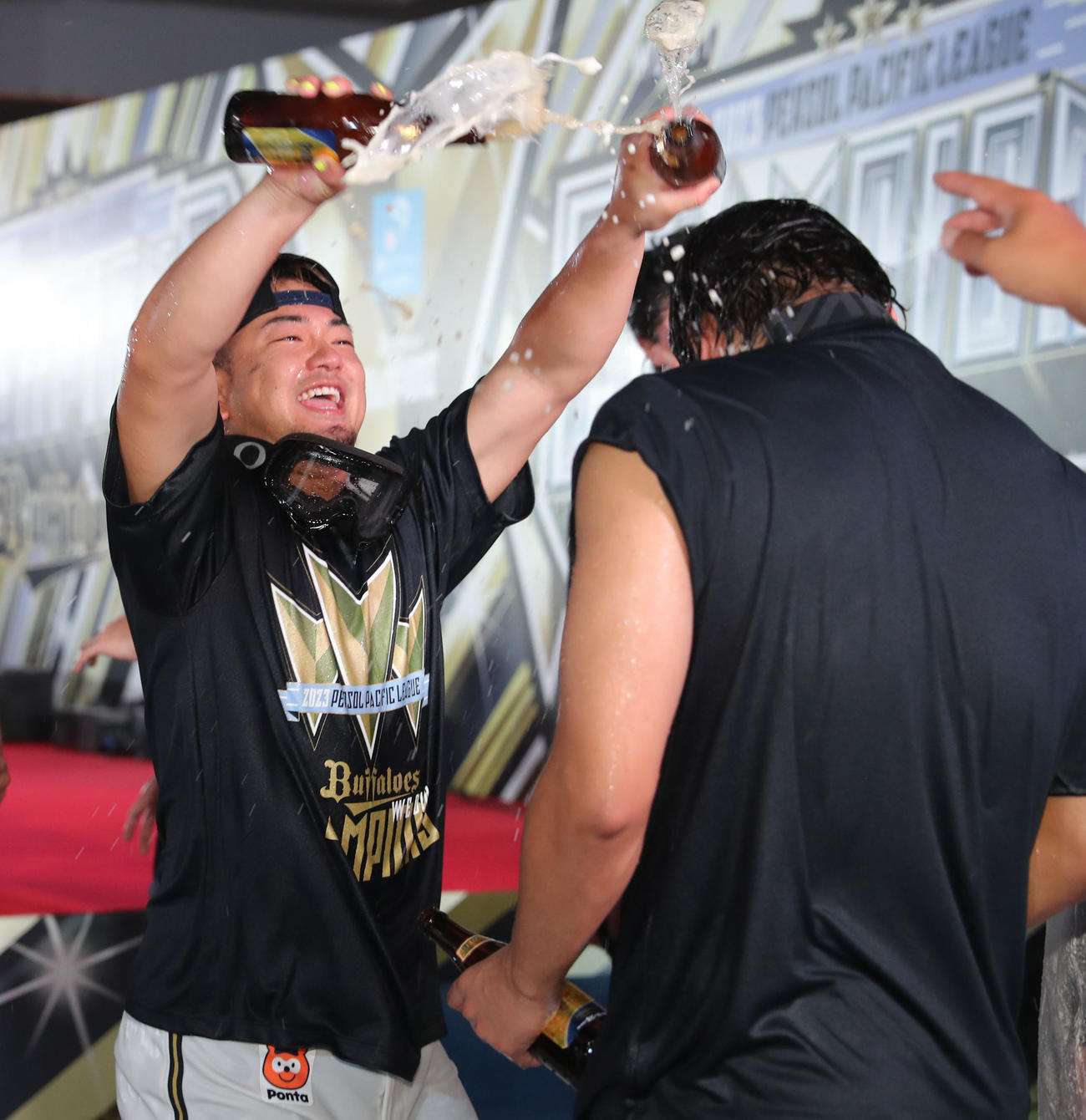 祝勝会で宇田川にビールをかける森（2023年9月20日撮影）