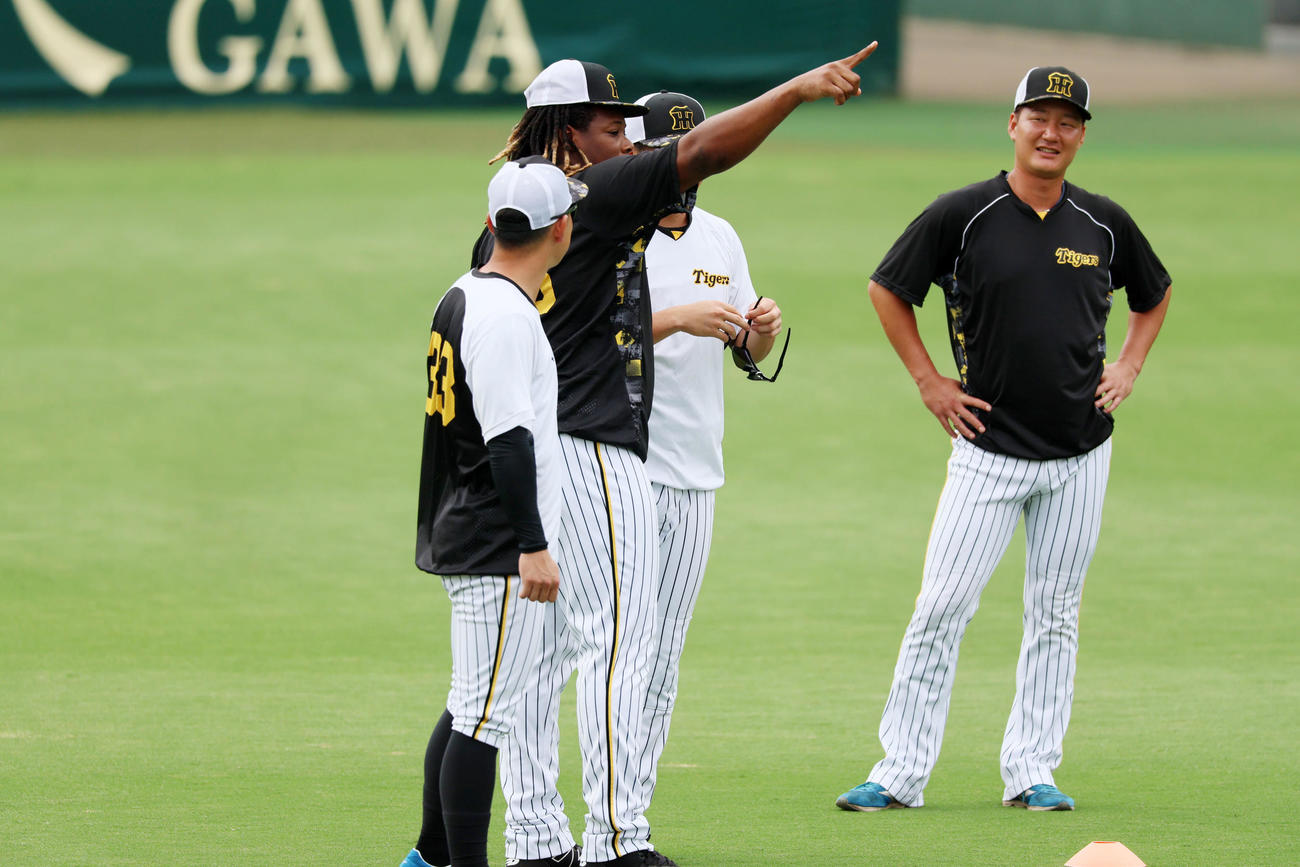 阪神対巨人　ミエセスは小野寺と一緒に走るぞ！と声を掛ける？！（撮影・加藤哉）