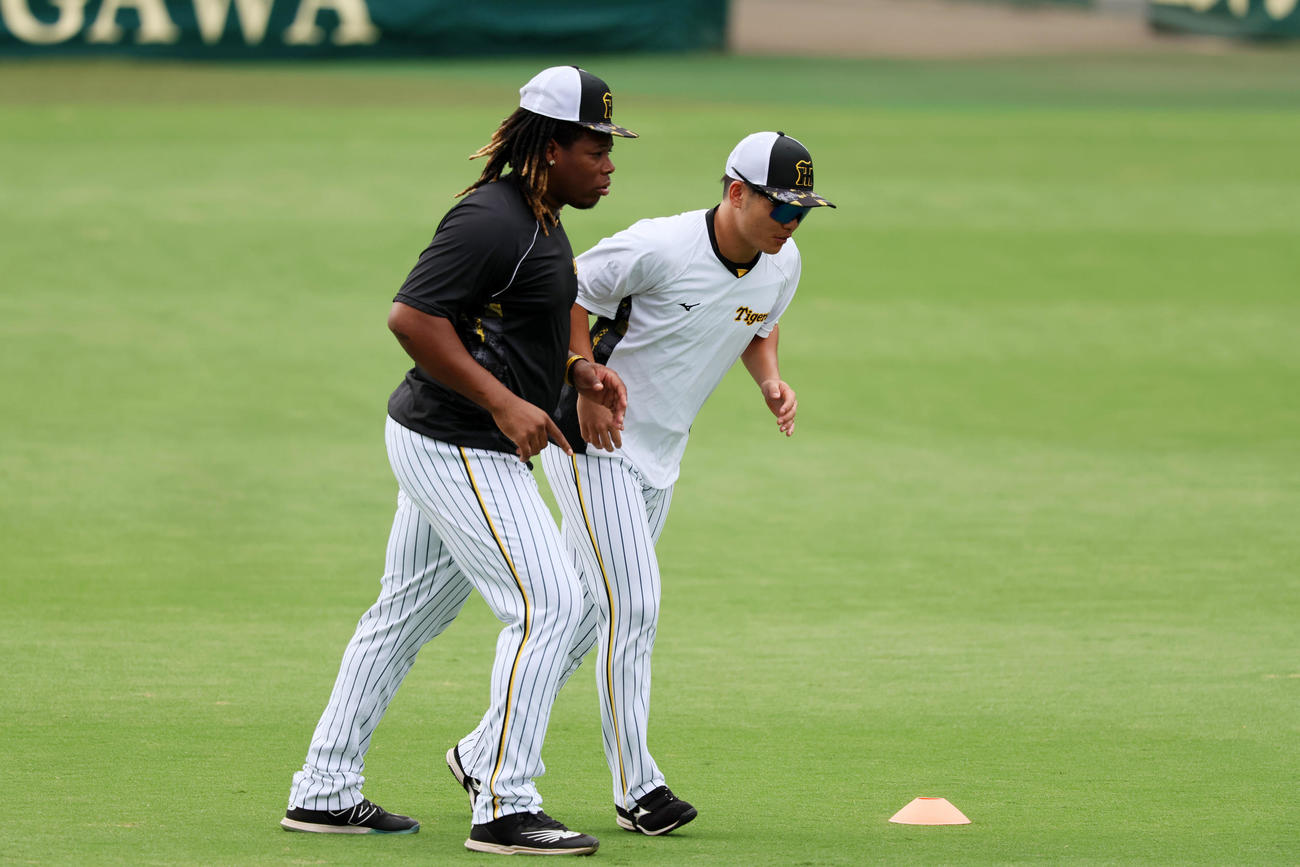 阪神対巨人　ミエセスは小野寺と一緒に走るぞ！と声を掛ける？！（撮影・加藤哉）