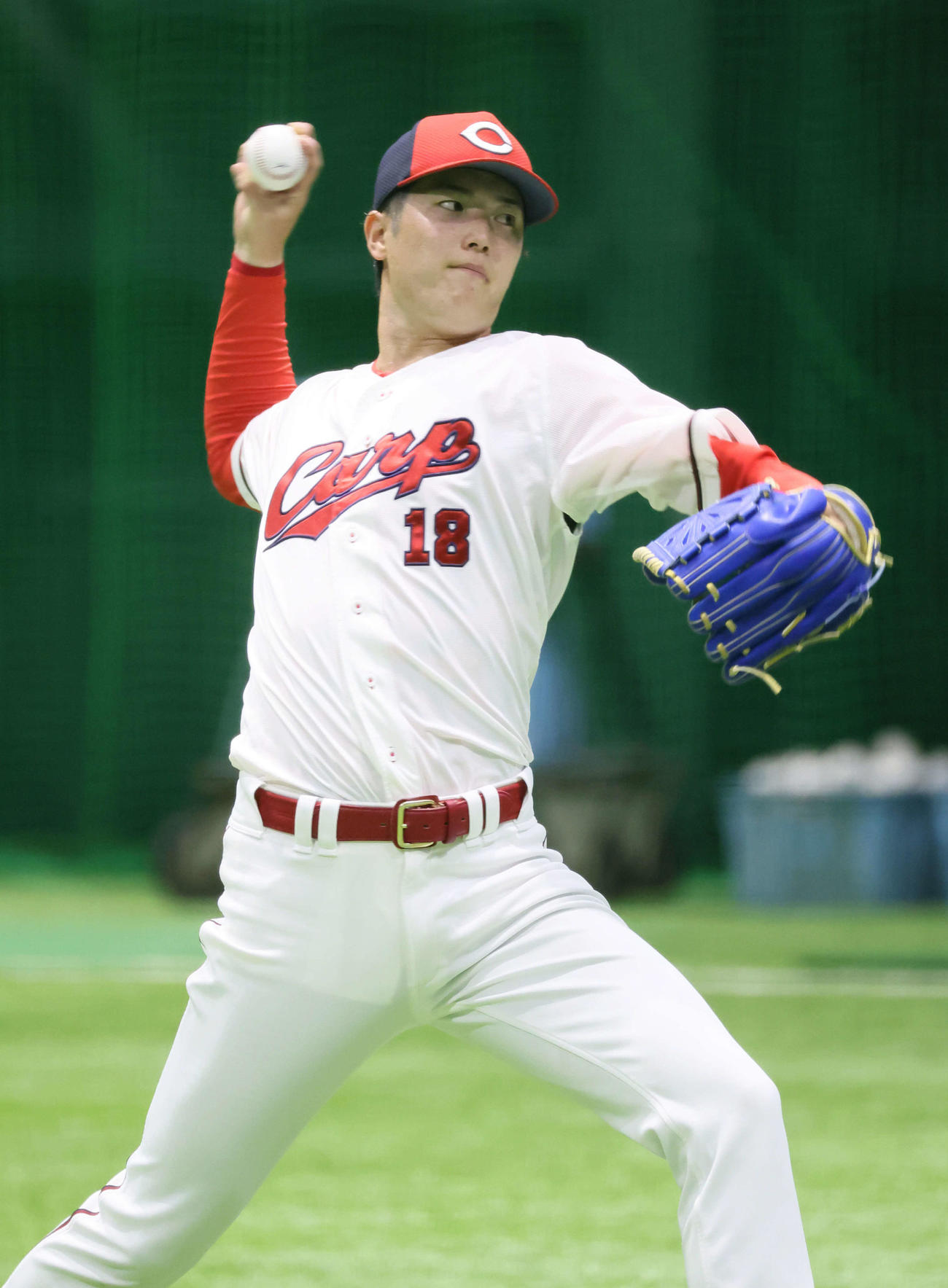 投手指名練習　キャッチボールをする広島森下（撮影・加藤孝規）