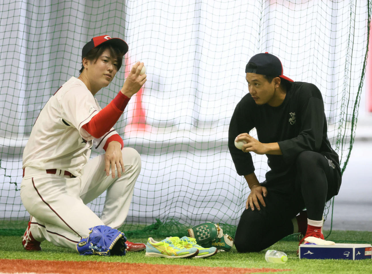 ボールの握りについて話し合う広島森下（左）と森（撮影・加藤孝規）