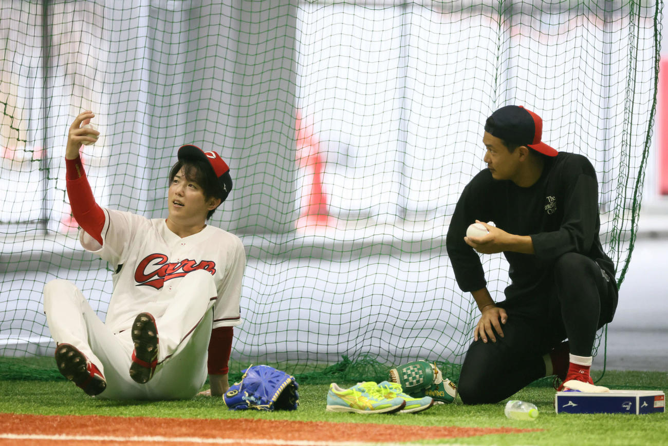 投手指名練習　ボールの握りについて話し合う広島森下（左）と森（撮影・加藤孝規）