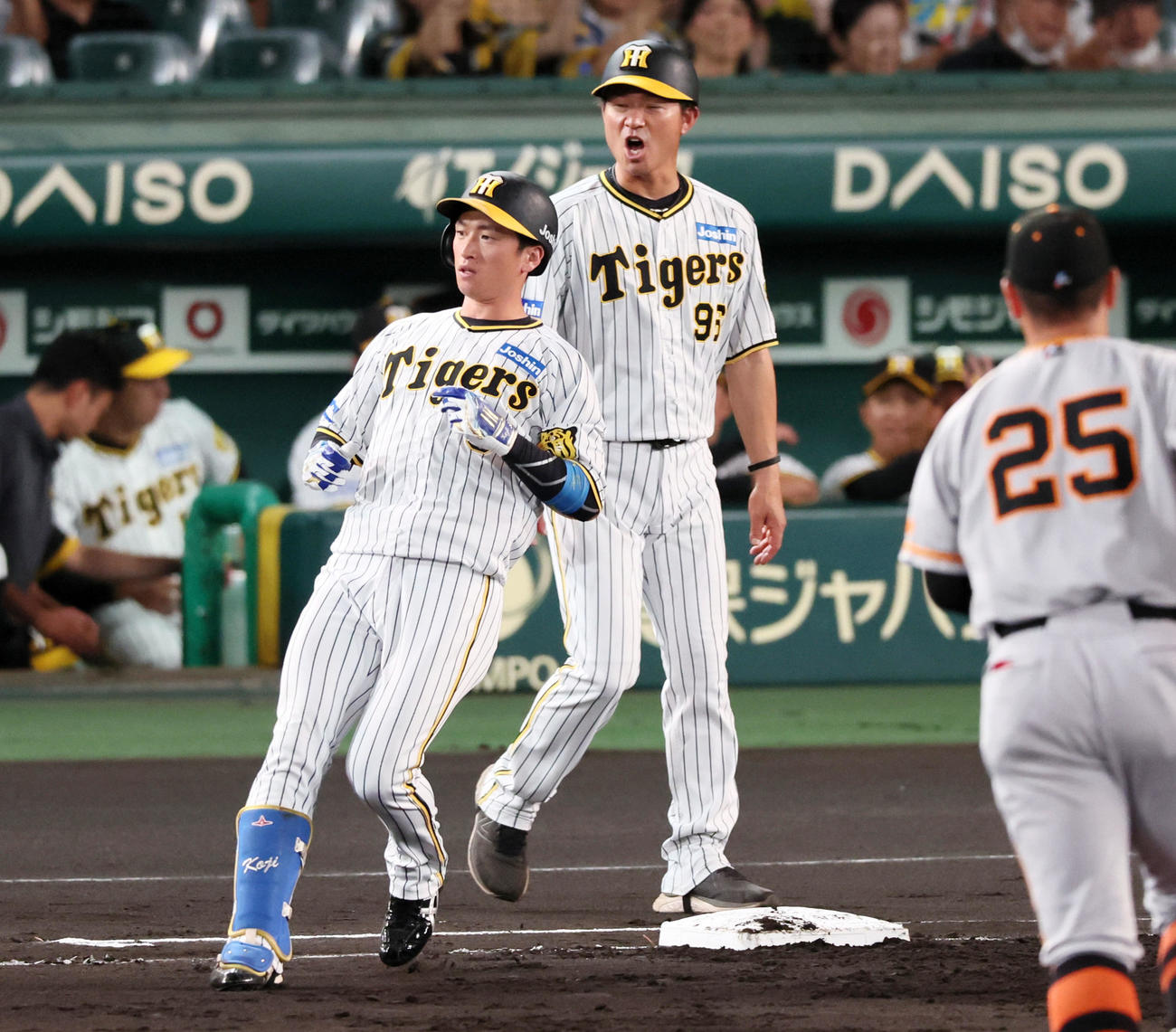 阪神対巨人　1回裏阪神無死、近本は右前打を放つ（撮影・加藤哉）
