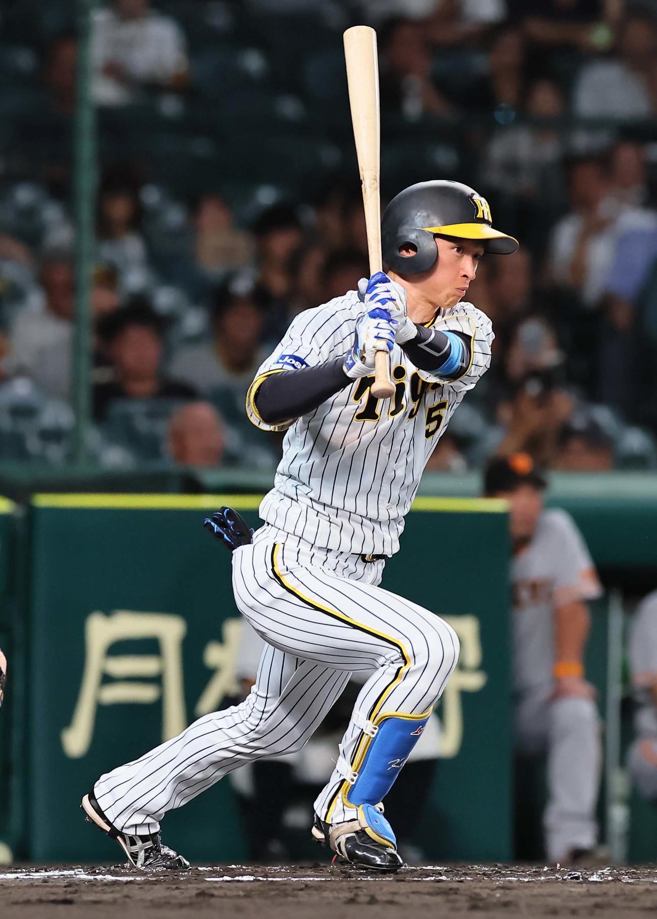 阪神対巨人　1回裏阪神無死、近本は右前打を放つ（撮影・上田博志）