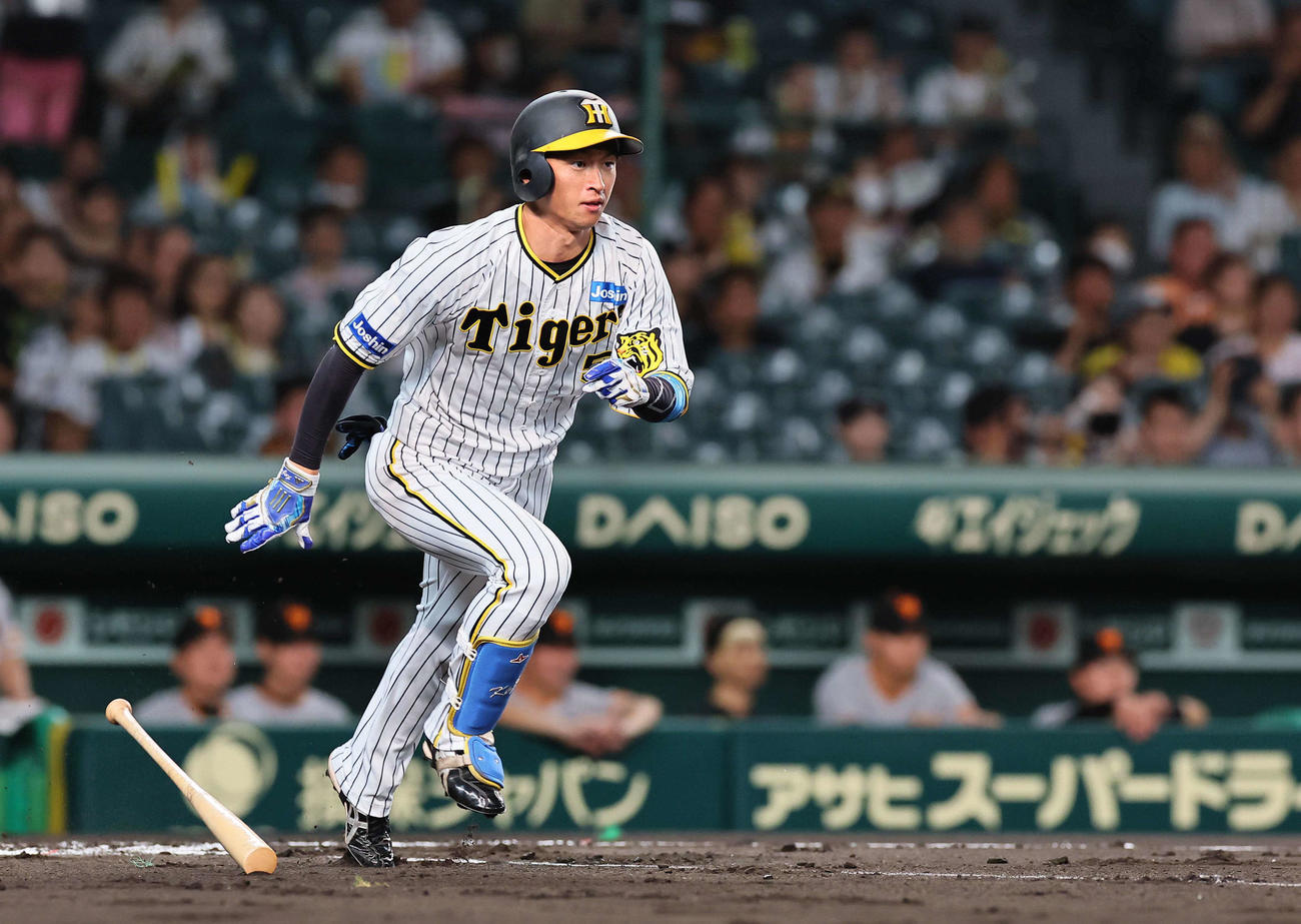 阪神対巨人　1回裏阪神無死、近本は右前打を放つ（撮影・上田博志）
