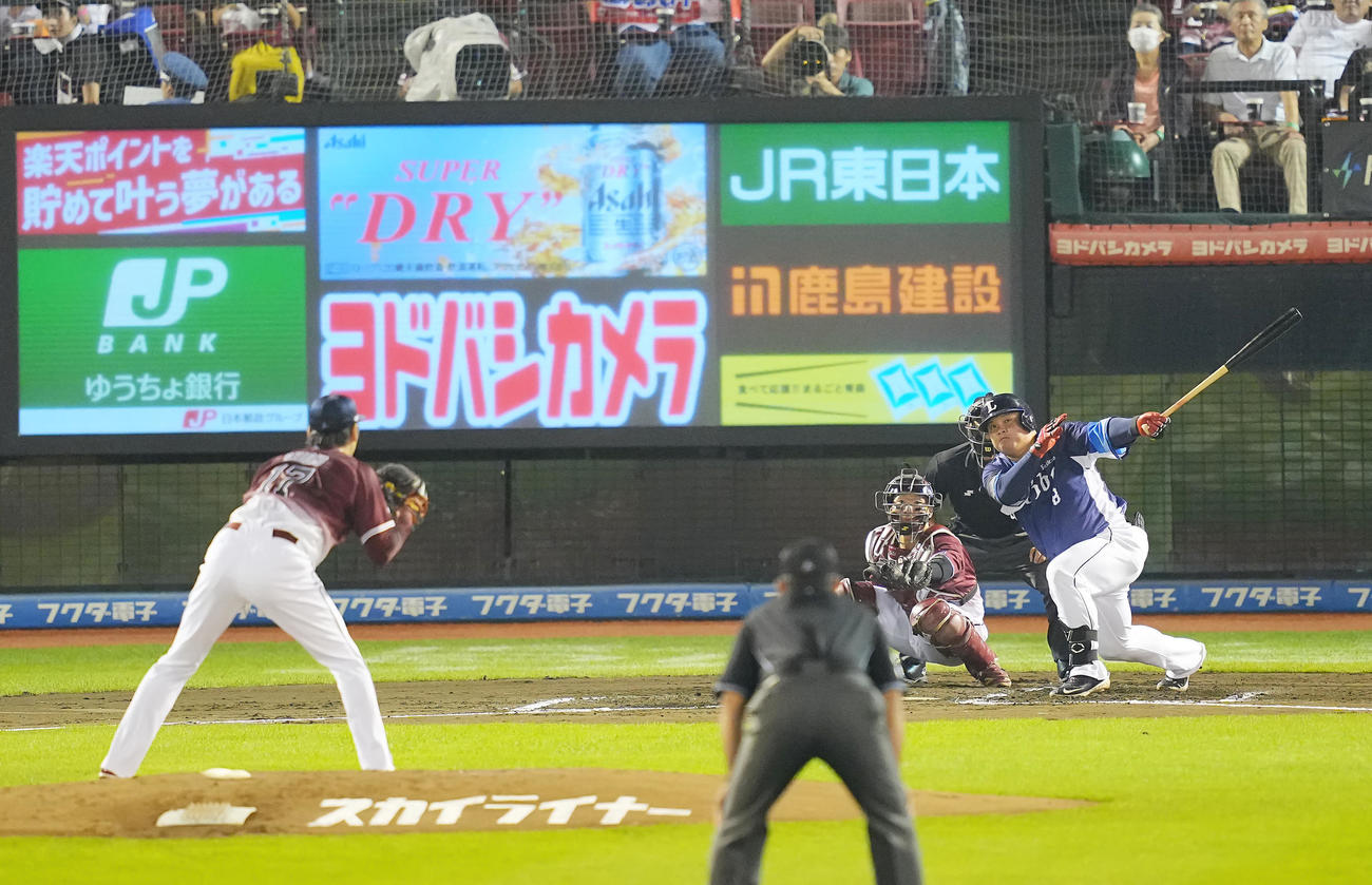 楽天対西武　2回表西武2死一塁、先制の2点本塁打を放つ渡部。投手塩見（撮影・垰建太）
