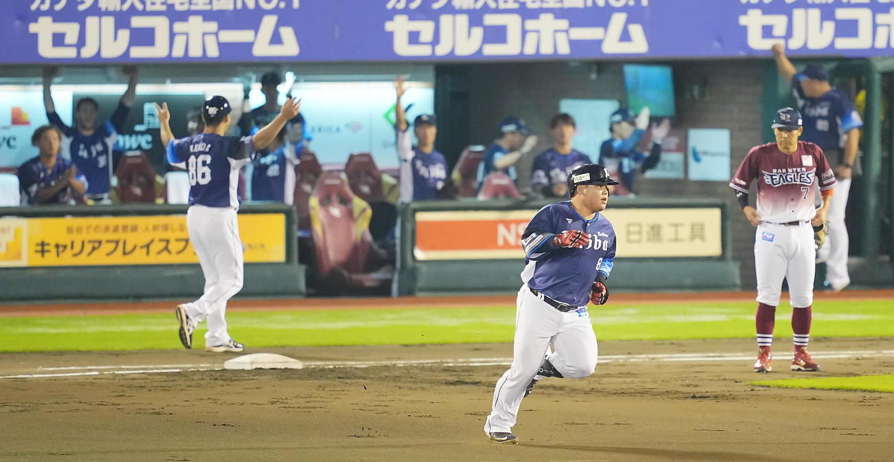 楽天対西武　2回表西武2死一塁、先制の2点本塁打を放つ渡部（中央）（撮影・垰建太）