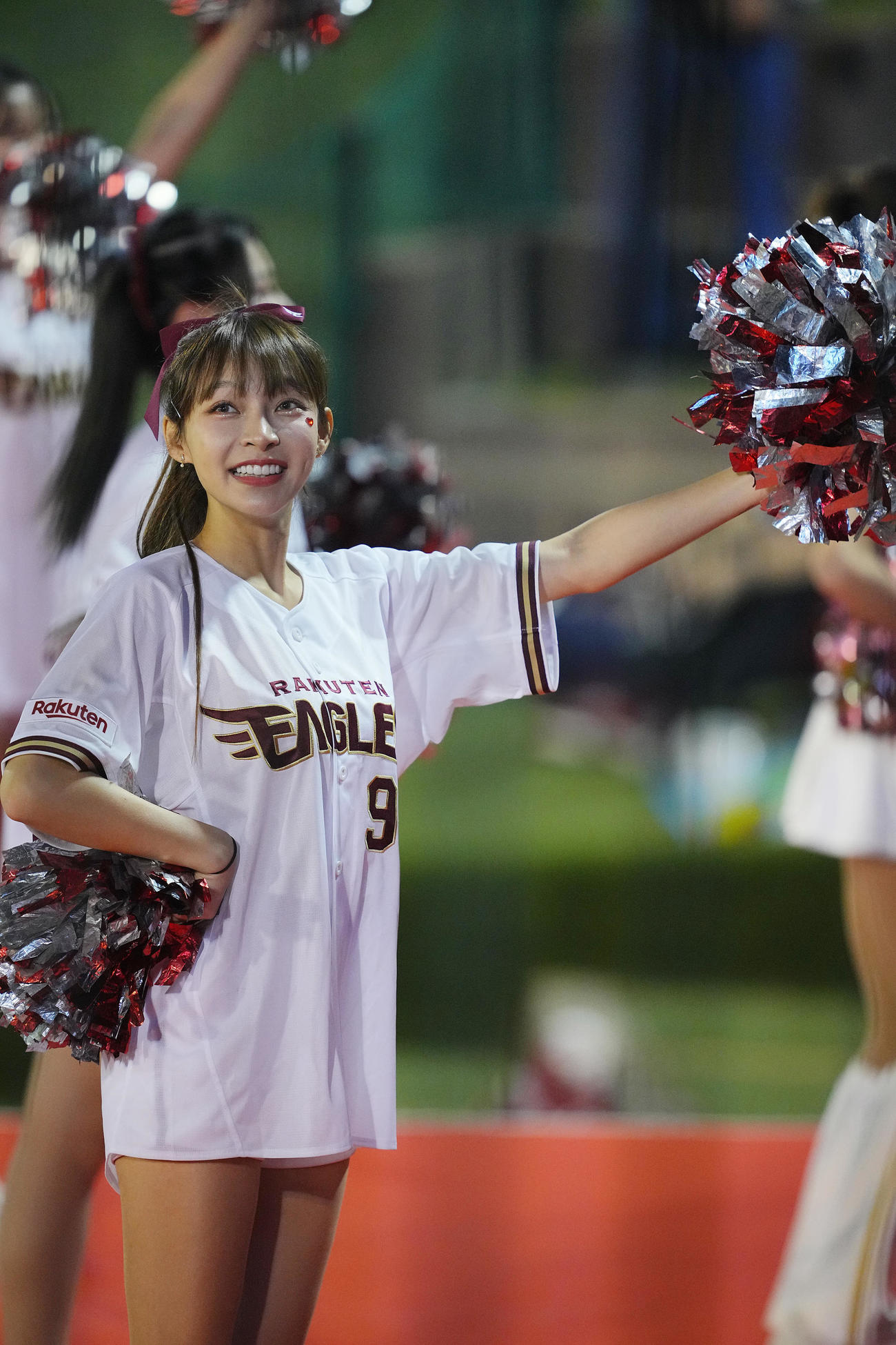 楽天対西武　2回裏、楽天の得点に盛り上がる楽天ガールズのリンシャン（撮影・垰建太）