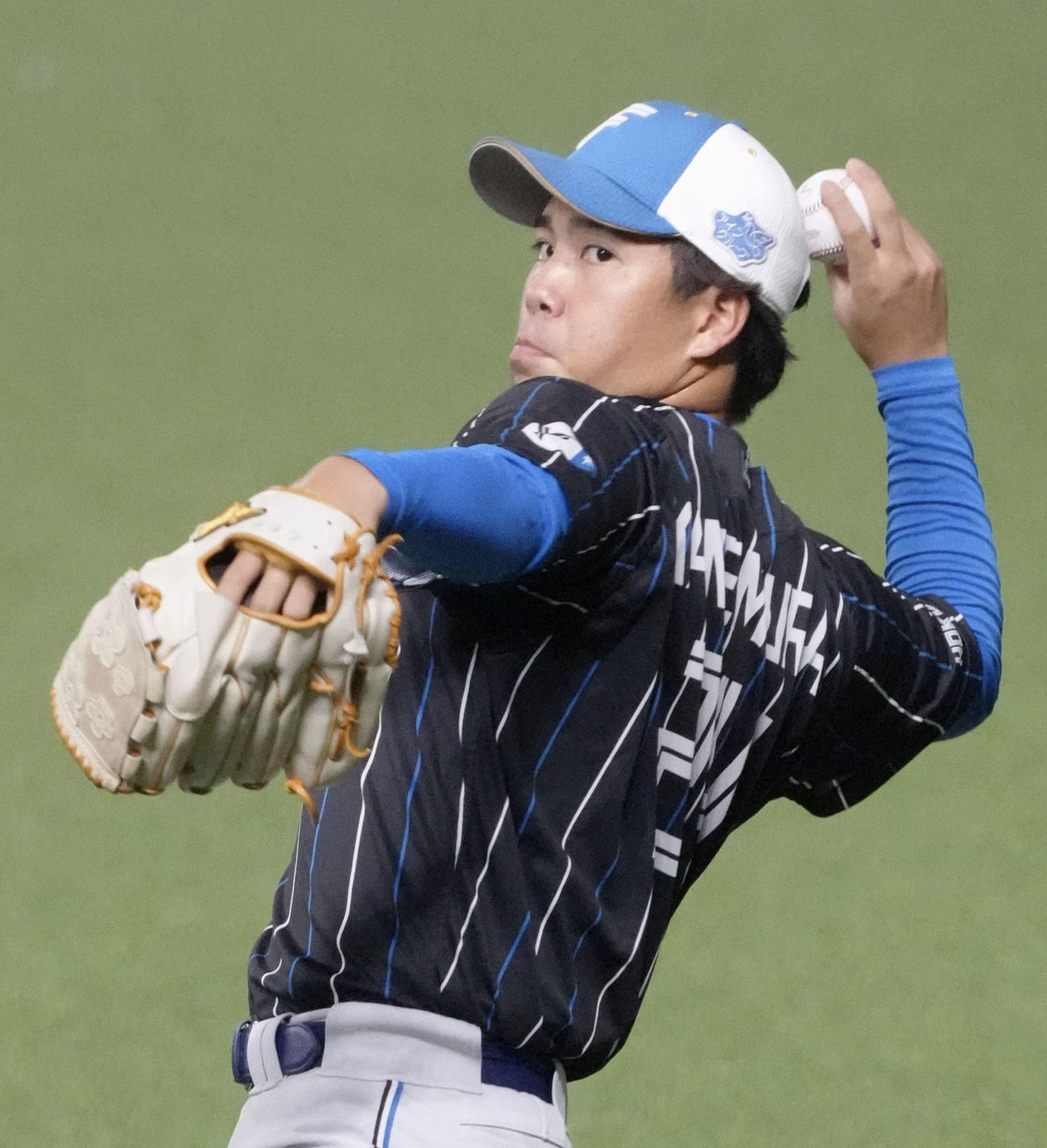 キャッチボールで調整する日本ハム金村（共同）