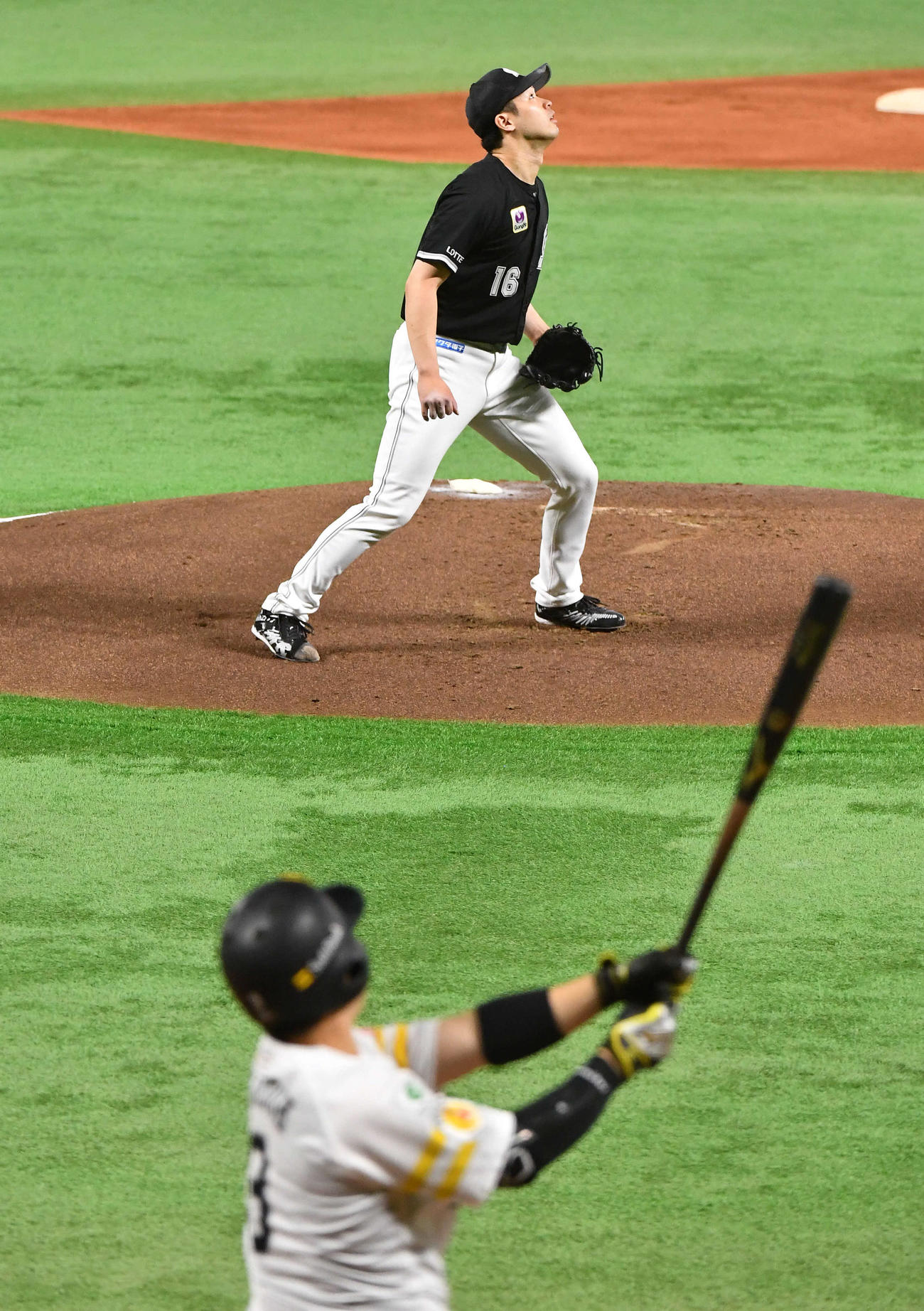 ソフトバンク対ロッテ　1回裏ソフトバンク無死二、三塁、近藤（手前）に勝ち越しの右越え3点本塁打を打たれた種市（撮影・岩下翔太）