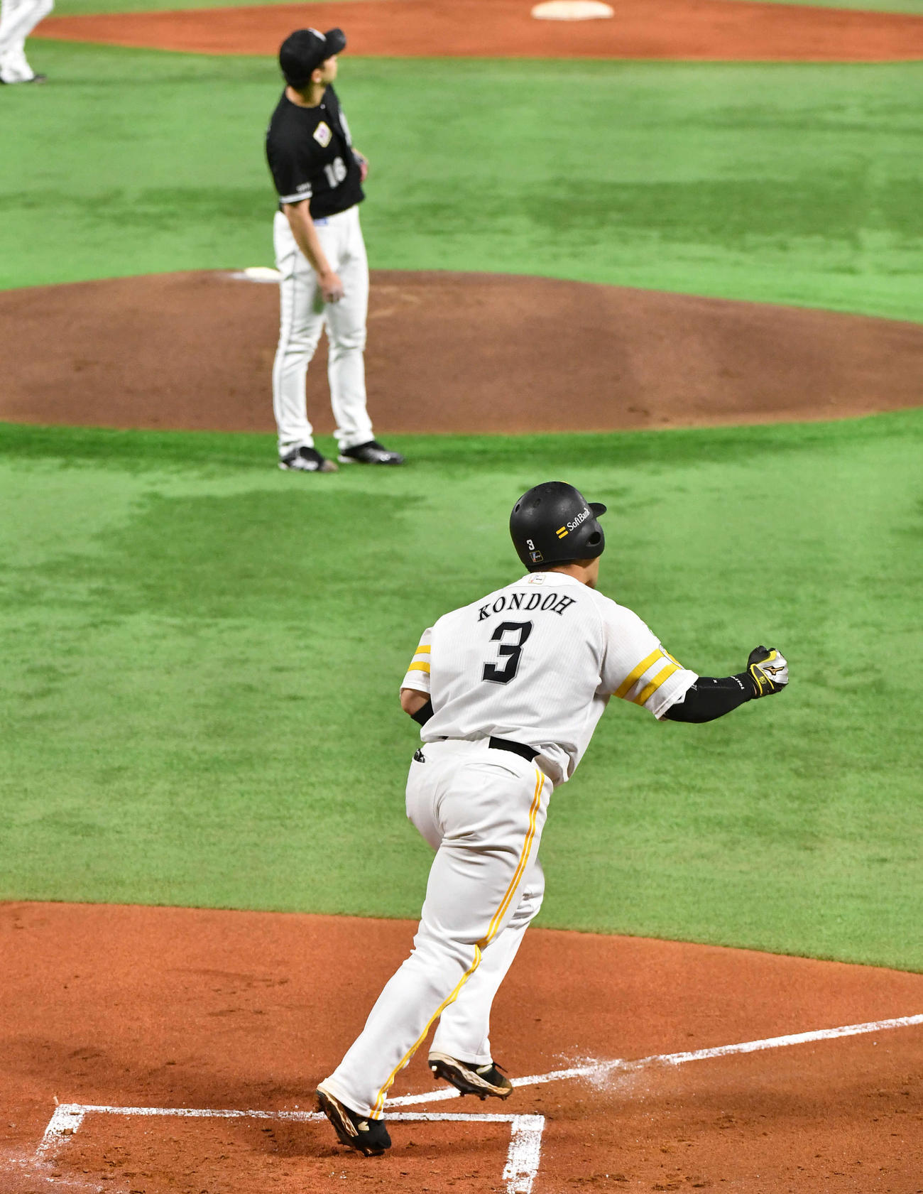 ソフトバンク対ロッテ　1回裏ソフトバンク無死二、三塁、勝ち越しの右越え3点本塁打を放ち、ガッツポーズしながら駆け出す近藤（撮影・岩下翔太）