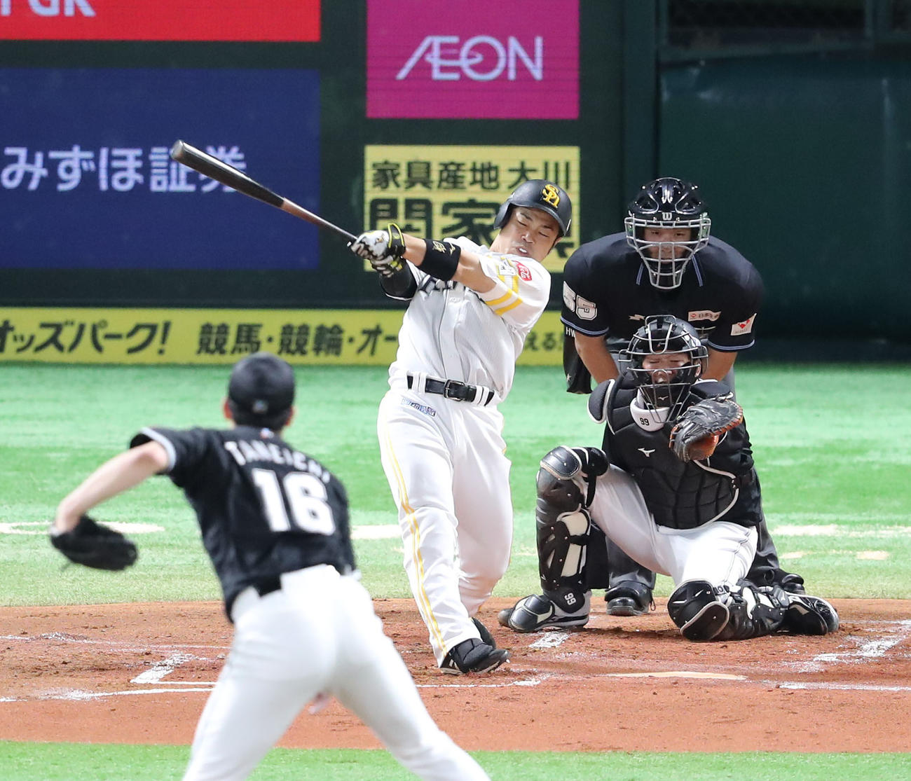 ソフトバンク対ロッテ　1回裏ソフトバンク無死二、三塁、近藤は右越えに勝ち越しの3点本塁打を放つ（撮影・梅根麻紀）
