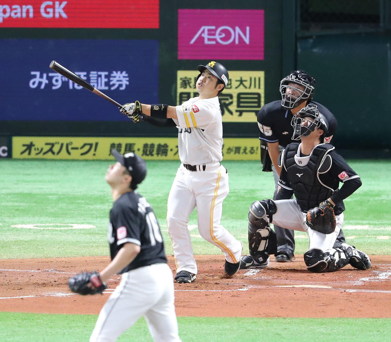 ソフトバンク対ロッテ　1回裏ソフトバンク無死二、三塁、近藤は右越えに勝ち越しの3点本塁打を放つ（撮影・梅根麻紀）