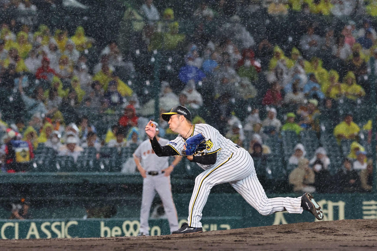 阪神対巨人　雨の中で投球する青柳（撮影・上田博志）