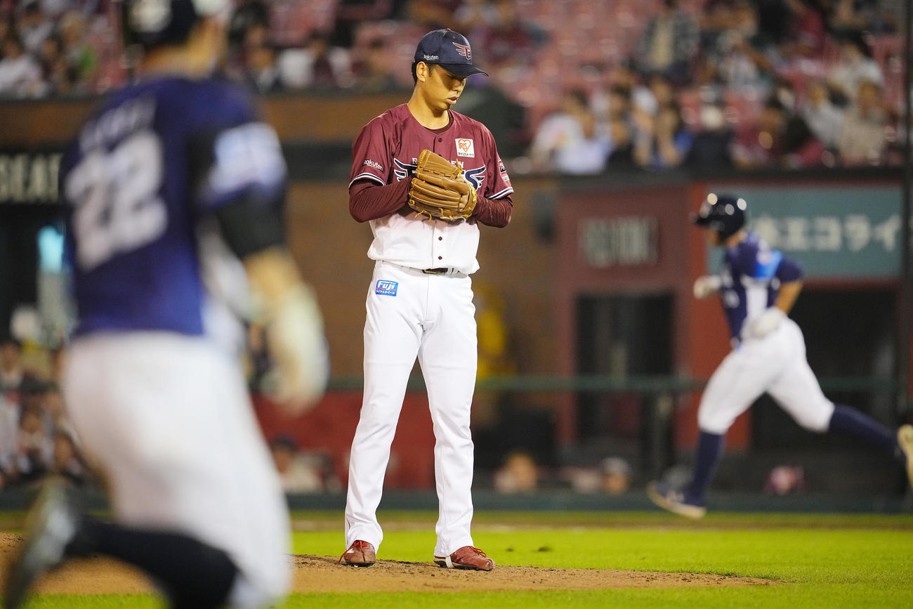 楽天対西武　5回表西武1死一、二塁、マキノン（右）に3点本塁打を浴び肩を落とす宮森（撮影・垰建太）
