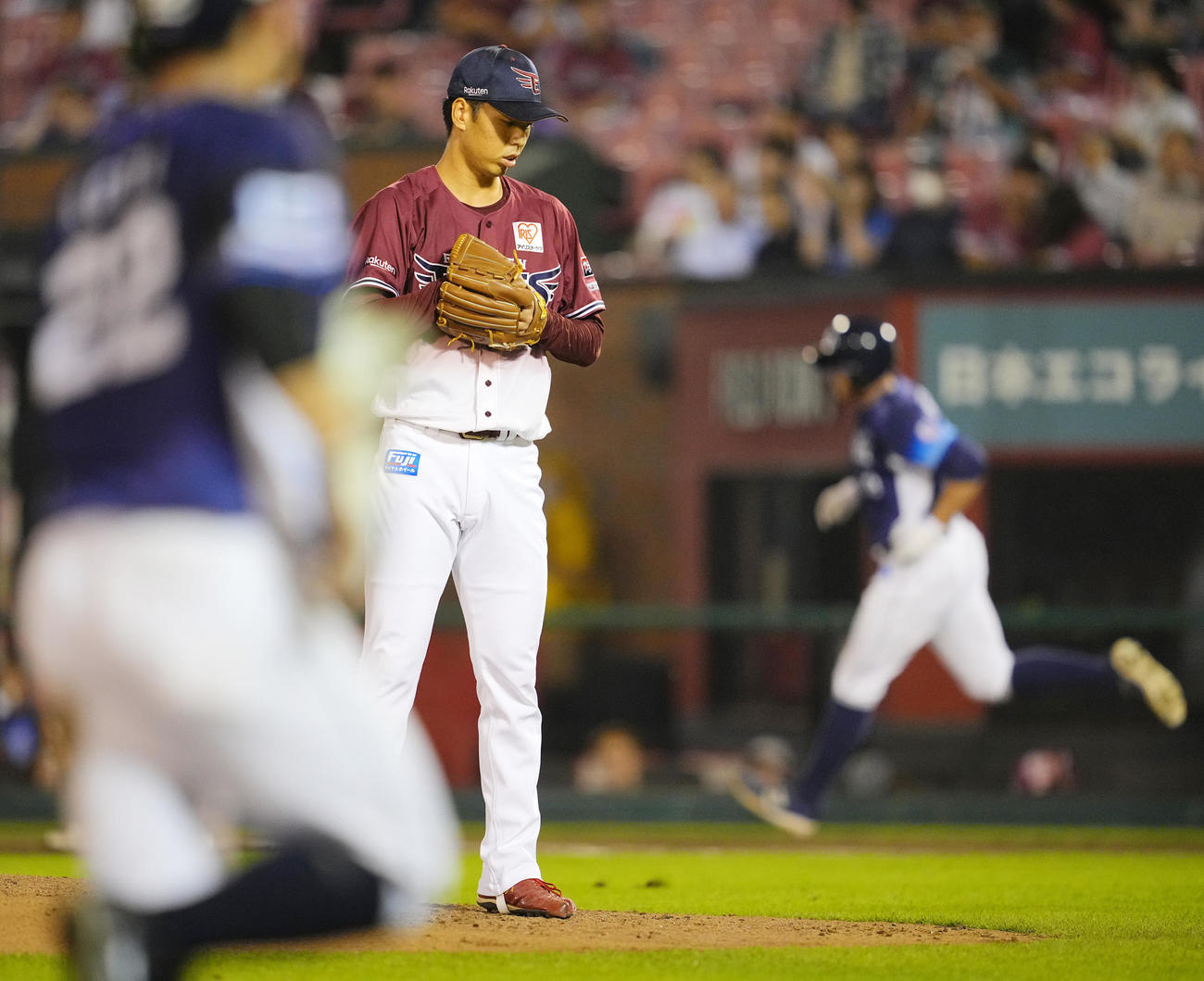 楽天対西武　5回表西武1死一、二塁、マキノン（右）に3点本塁打を浴び肩を落とす宮森（撮影・垰建太）