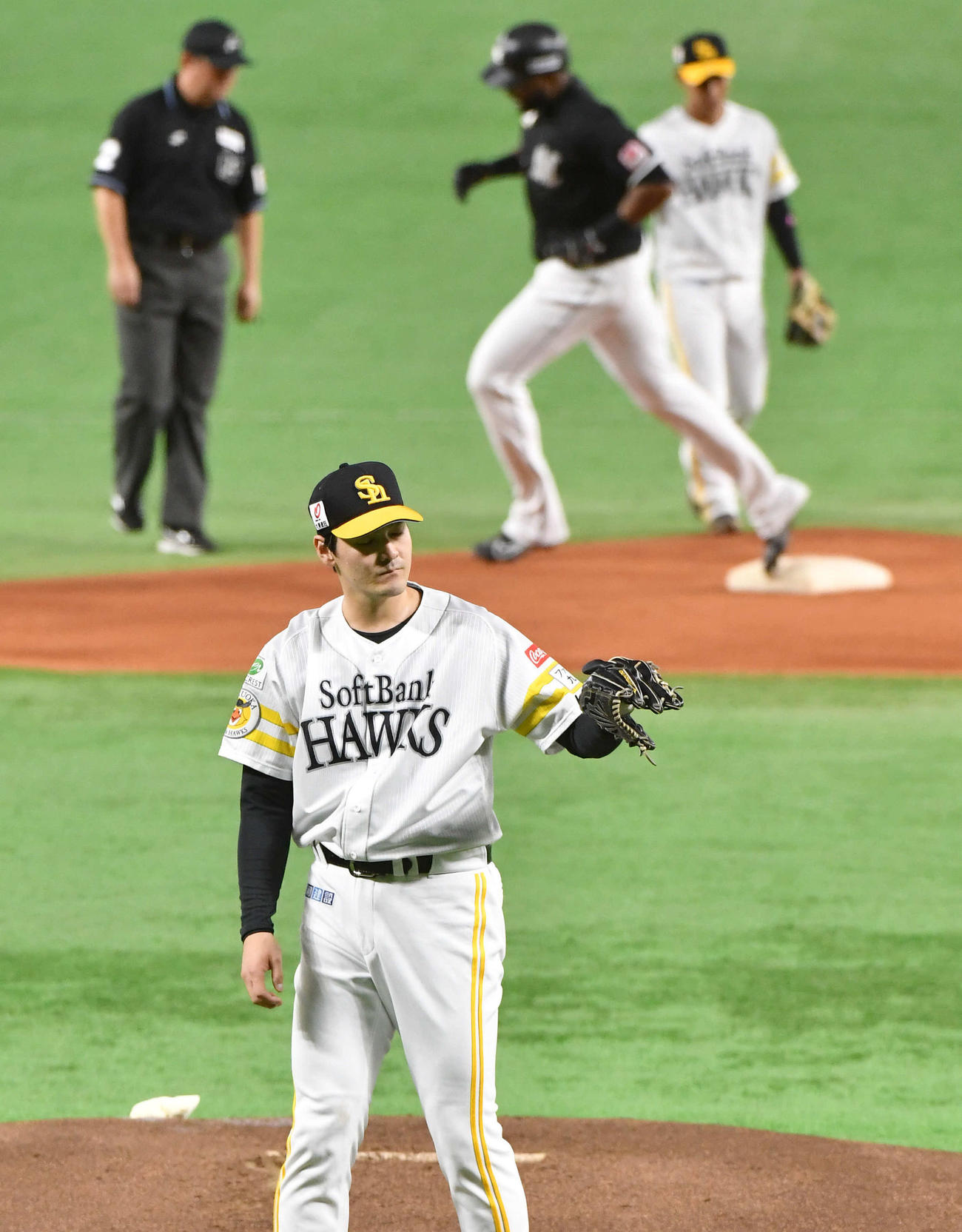 ソフトバンク対ロッテ　1回表ロッテ2死、ポランコ（奥）に先制の右越え本塁打を打たれた有原（撮影・岩下翔太）