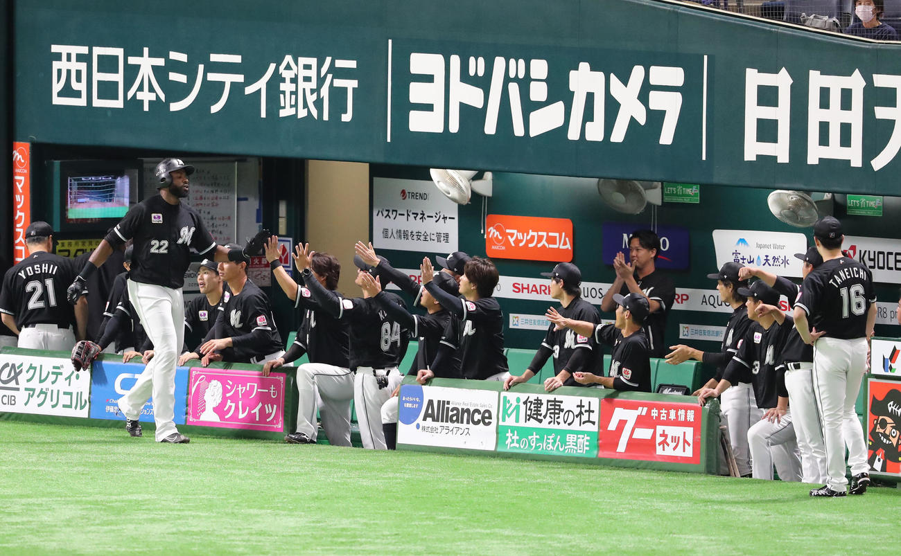 ソフトバンク対ロッテ　1回表ロッテ2死、ポランコは右越えに先制本塁打を放ちベンチのナインとハイタッチ（撮影・梅根麻紀）