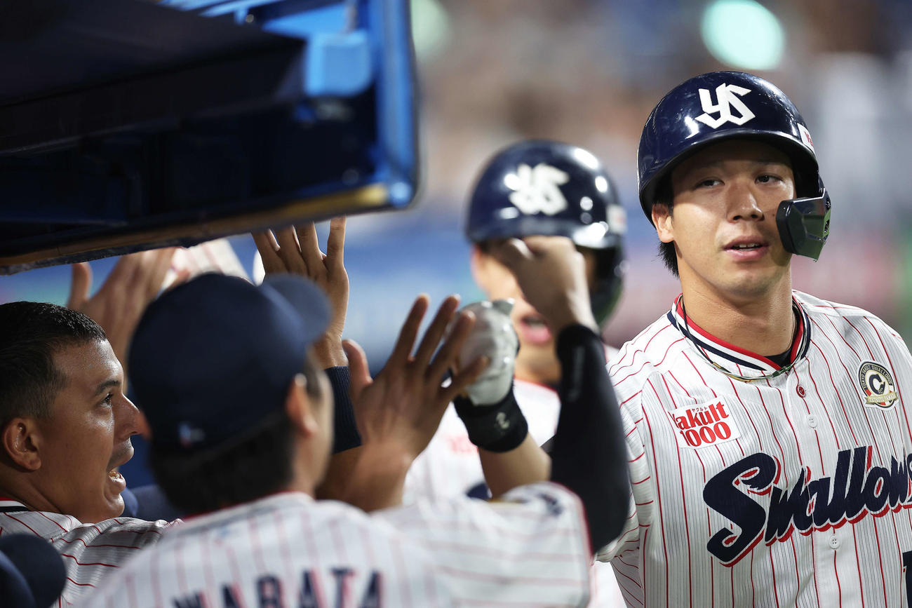 ヤクルト対中日　3回裏ヤクルト2死二塁、左越え2点本塁打で生還し、チームメートに迎えられる山田（撮影・河田真司）