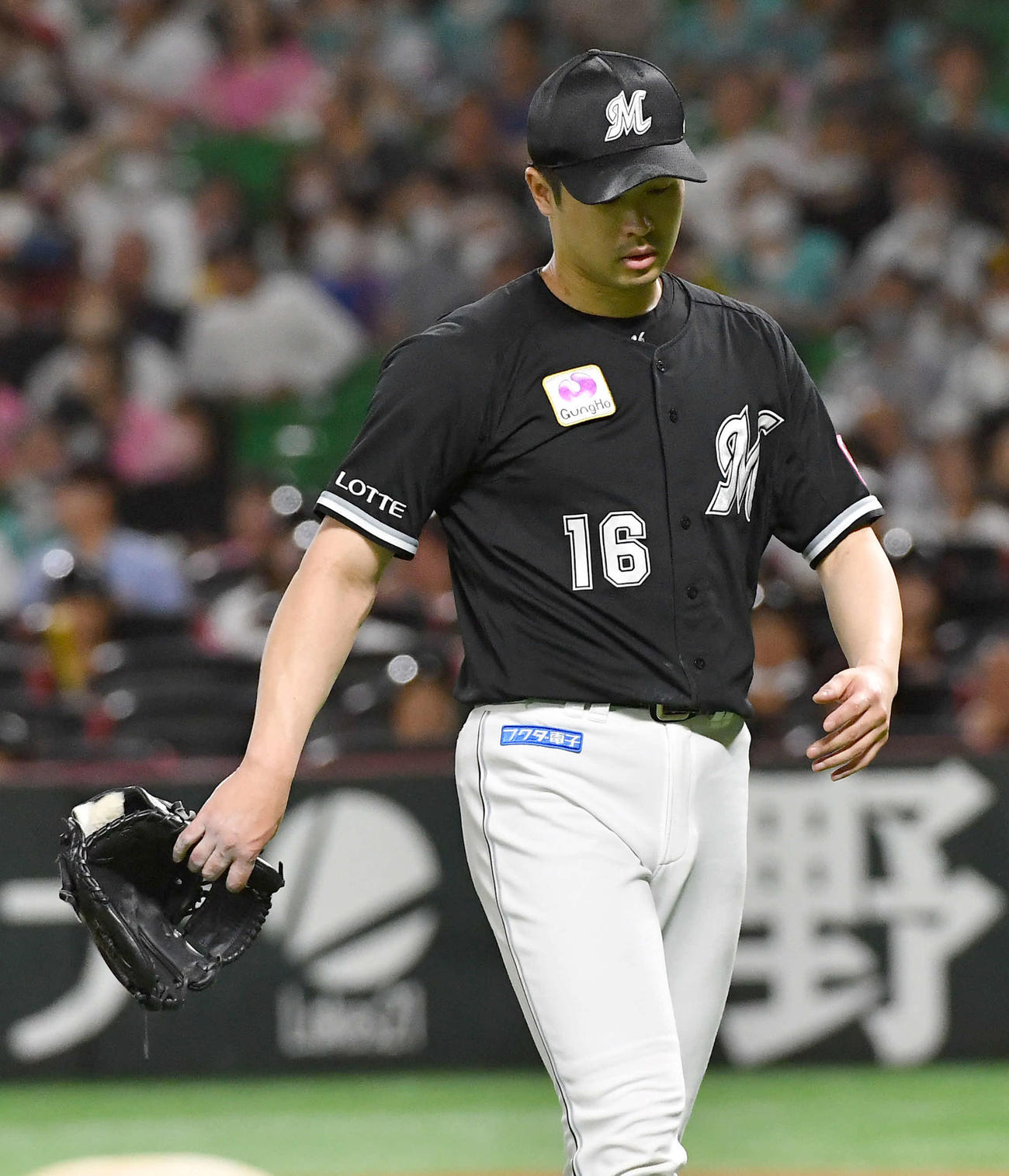 ソフトバンク対ロッテ　1回裏、4失点で逆転を許した種市は肩を落としてベンチへ戻る（撮影・岩下翔太）