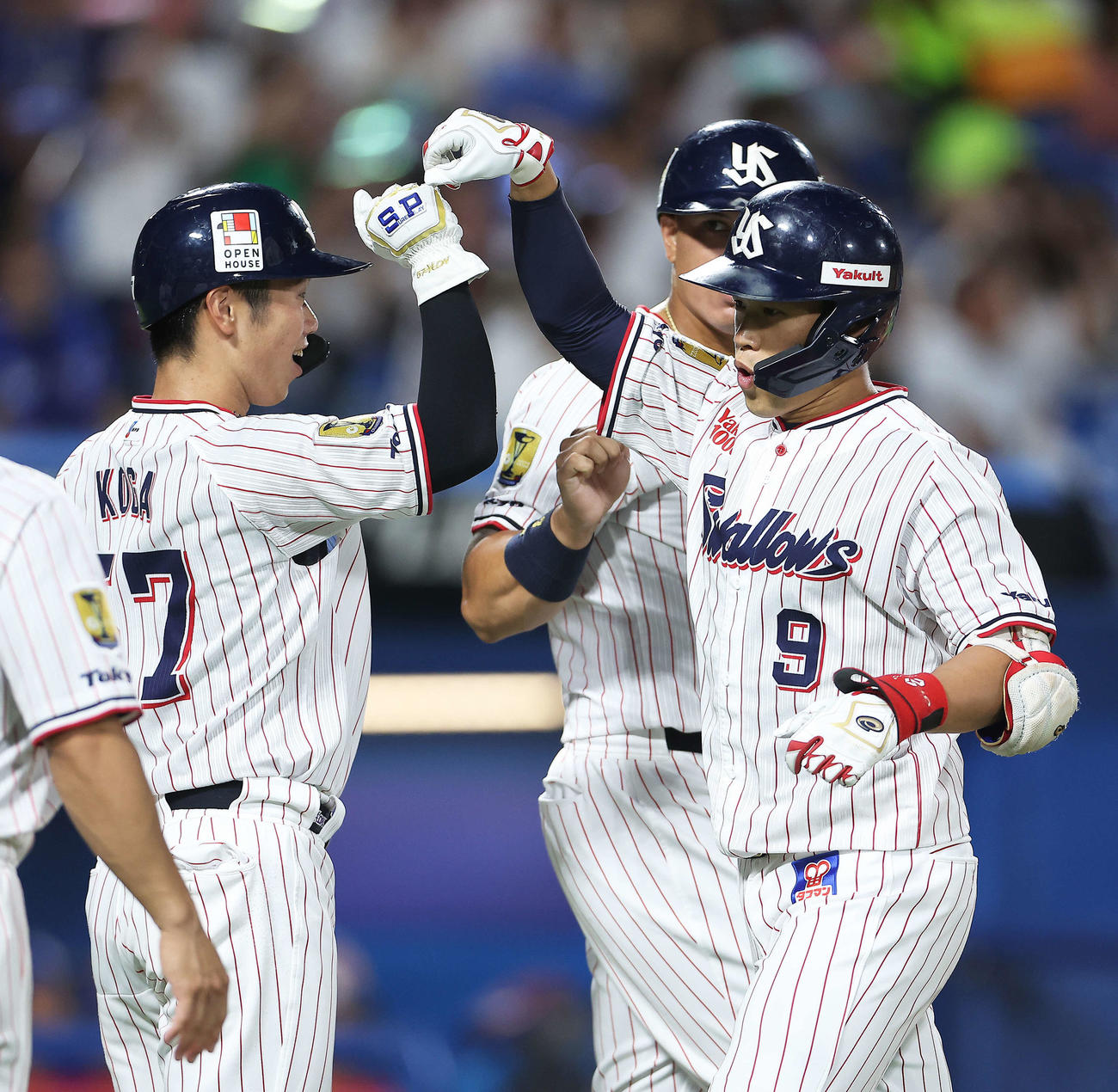 ヤクルト対中日　4回裏ヤクルト1死満塁、中越え満塁本塁打で生還し、チームメートに迎えられる塩見（右）（撮影・河田真司）