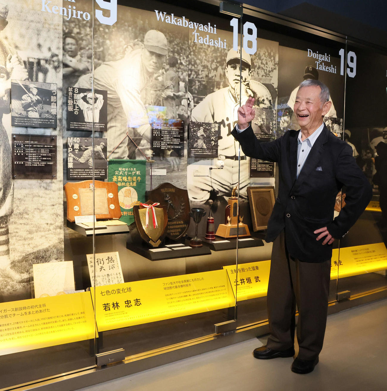 若林忠志氏の史料を新たに甲子園歴史館へ寄贈し、笑顔を見せる長男の忠雄さん（撮影・加藤哉）