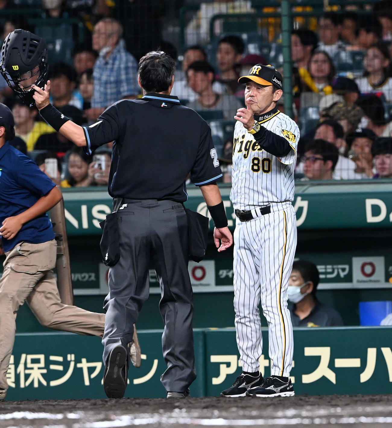 阪神対巨人　8回、交代を告げる岡田監督（撮影・前岡正明）