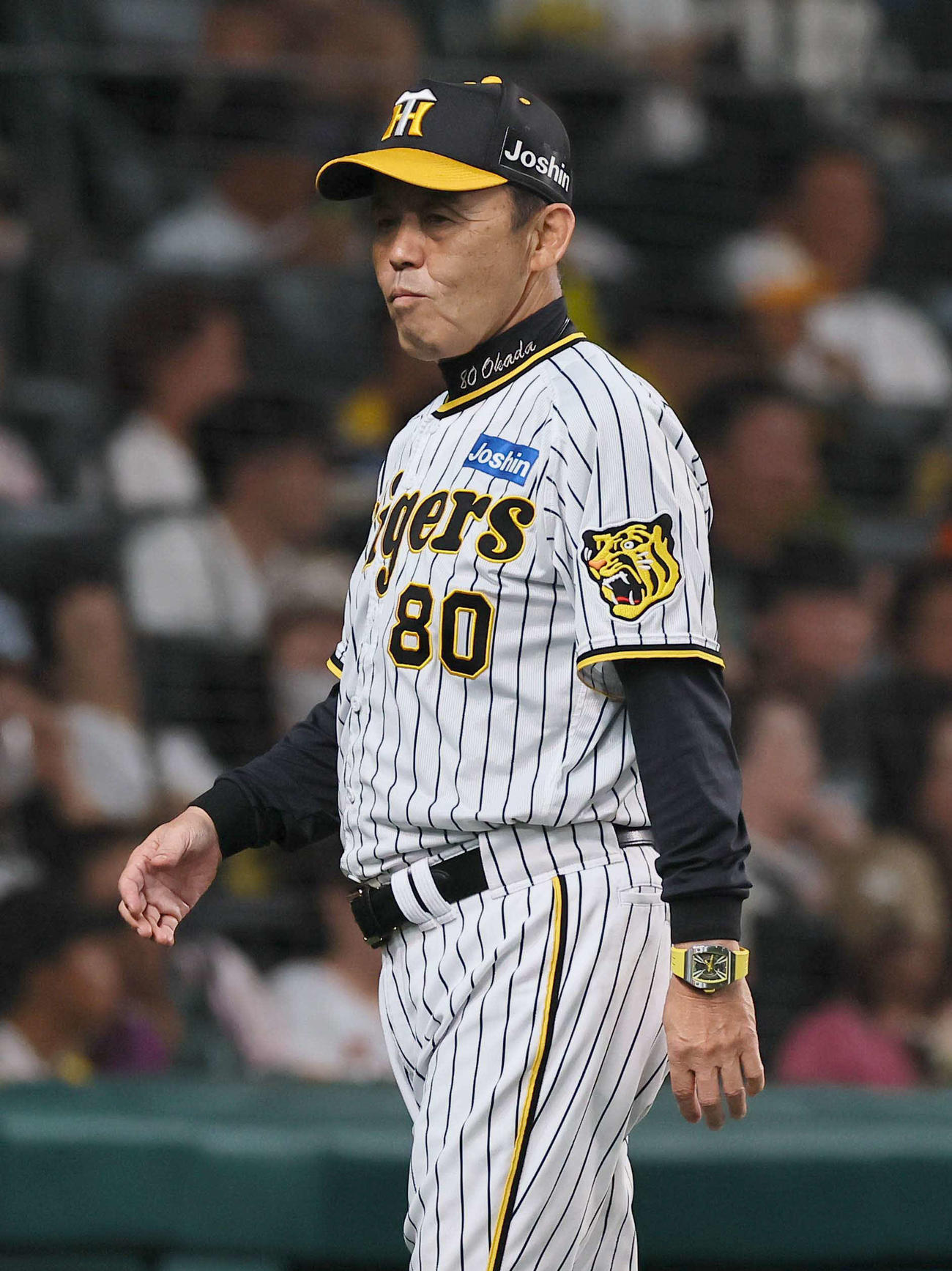 阪神対巨人　選手交代を告げベンチに引き揚げる岡田監督（撮影・上田博志）