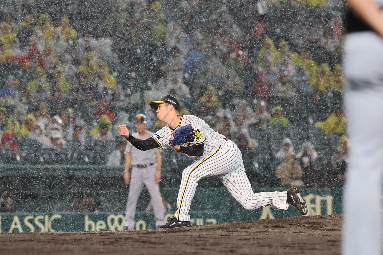 阪神対巨人　雨の中で投球する青柳（撮影・上田博志）